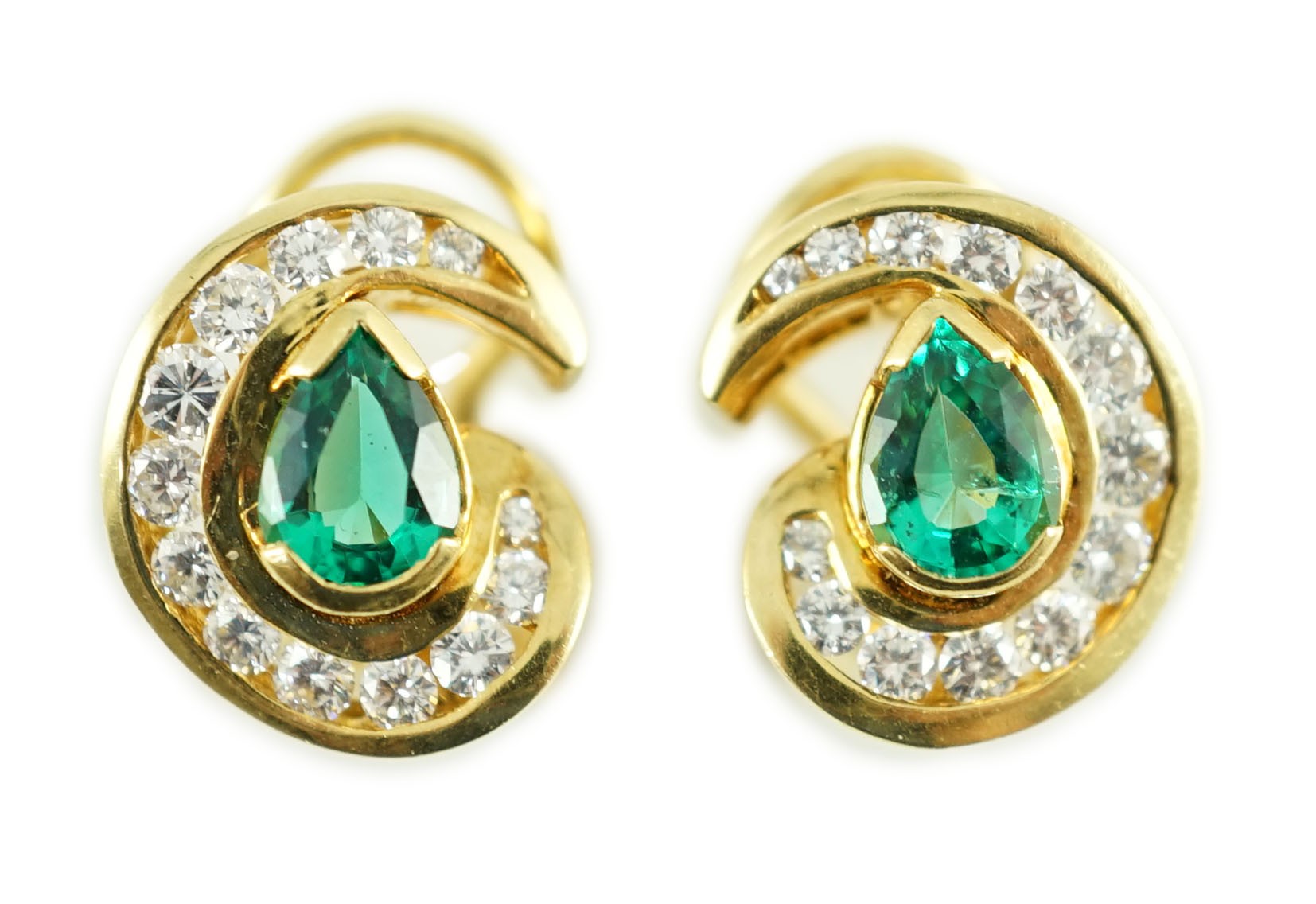 A modern pair of gold (tests as 18ct), emerald and diamond set scrolling cluster earrings, total - Bild 5 aus 7