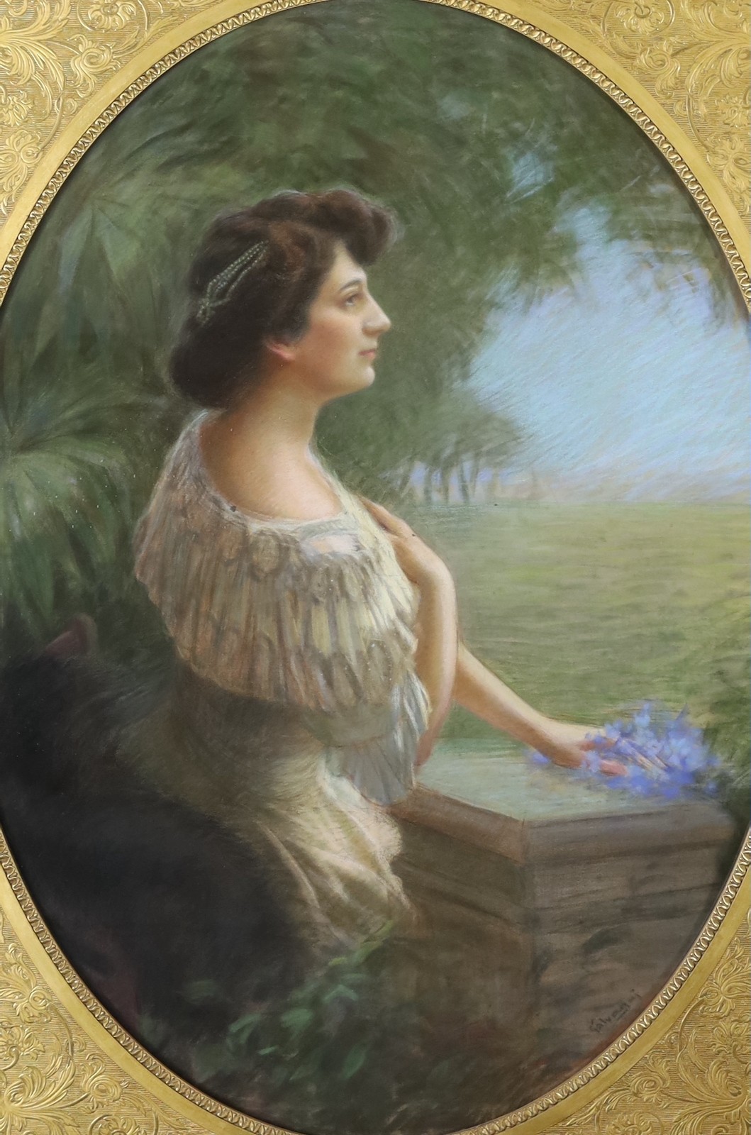 Ugo Galvagni (Italian, b.1867) Portrait of a lady standing upon a terracepastel on - Bild 2 aus 4