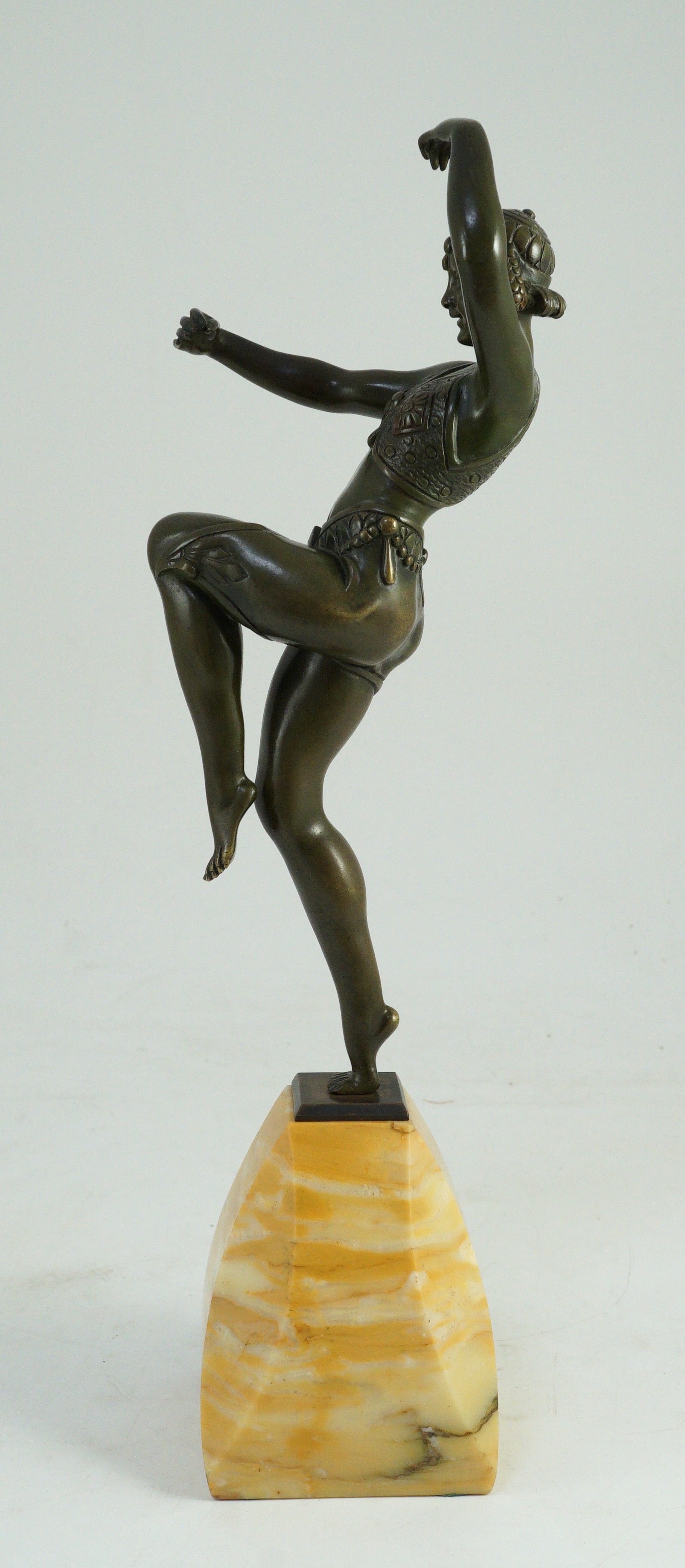 Samuel Lipchytz (1880-1943). A patinated bronze figure of a dancing woman, on tapered marble plinth, - Bild 5 aus 7
