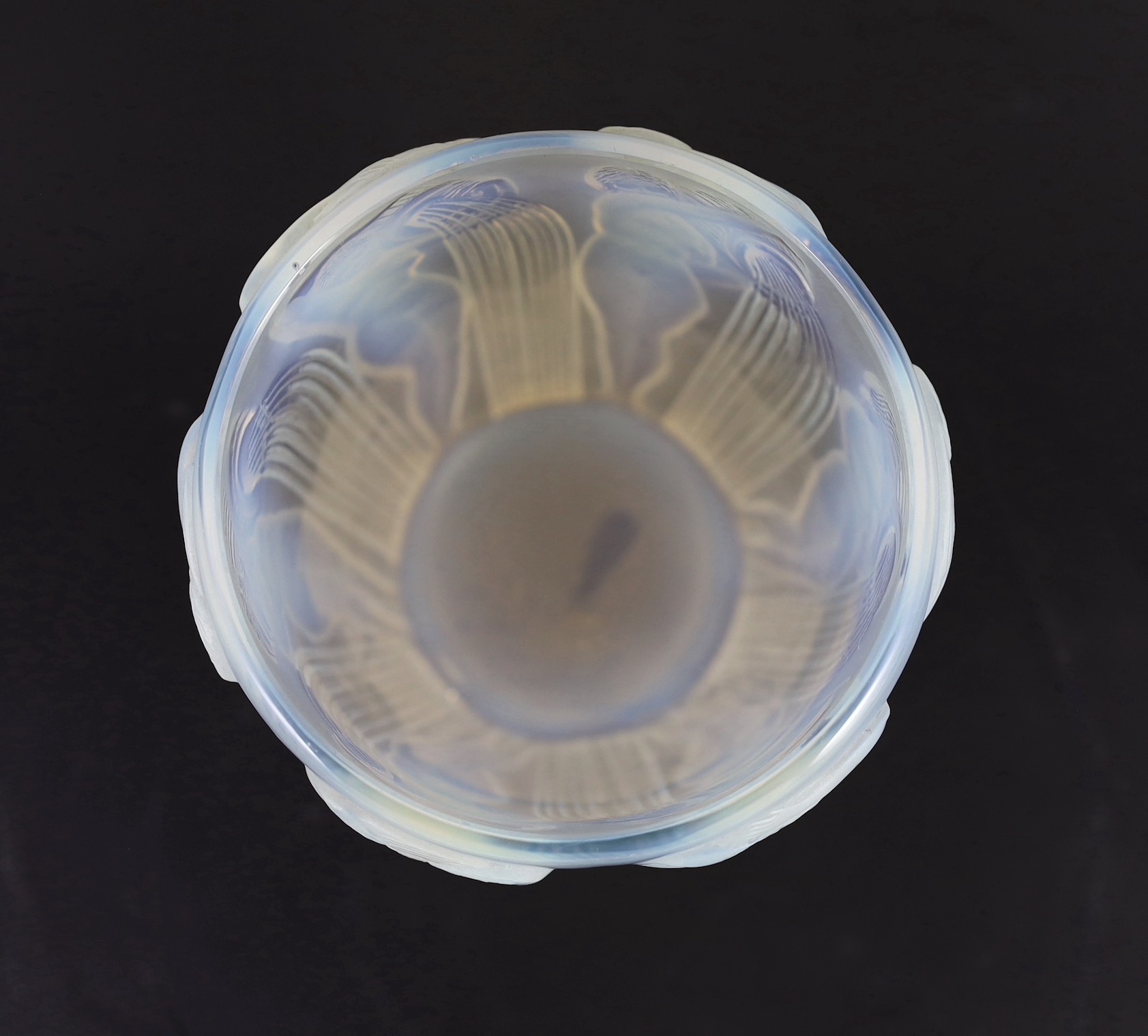 An R. Lalique glass ‘Danaides’ opalescent glass vase, engraved mark ‘R. LALIQUE FRANCE’, Marcilhac - Bild 4 aus 6