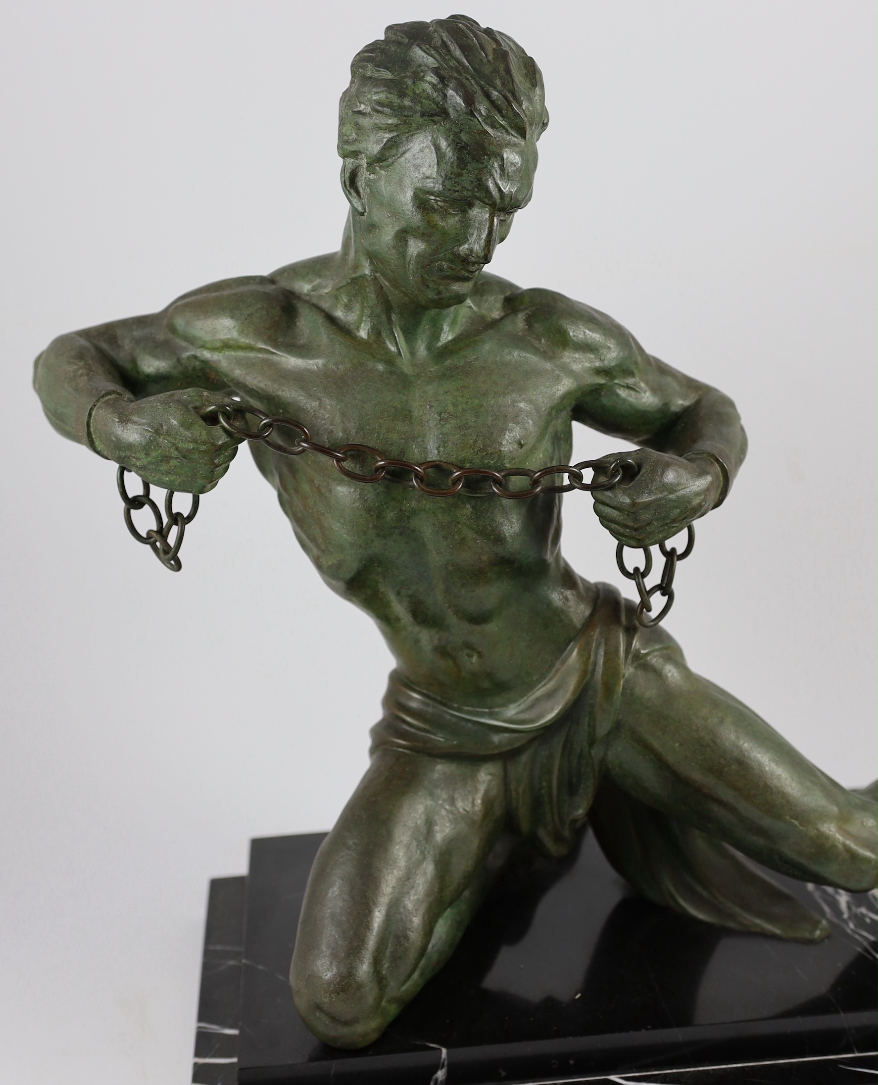 Jean De Roncourt. A French Art Deco bronze 'Hercule brisant ses chaînes', on stepped marble - Bild 2 aus 5