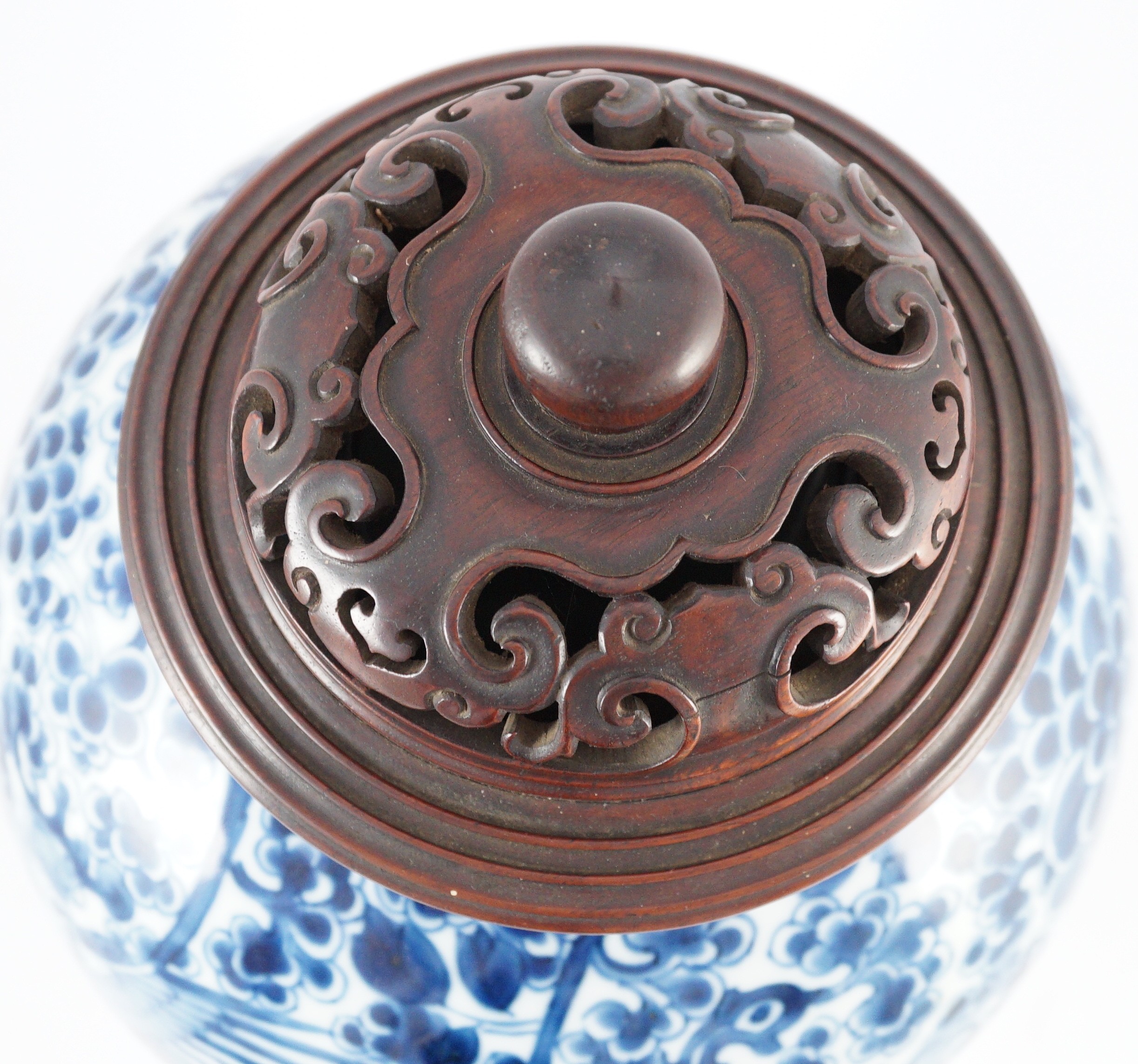 A Chinese blue and white ‘phoenix and peony’ baluster jar, Kangxi period, with a later wood cover, - Bild 7 aus 9