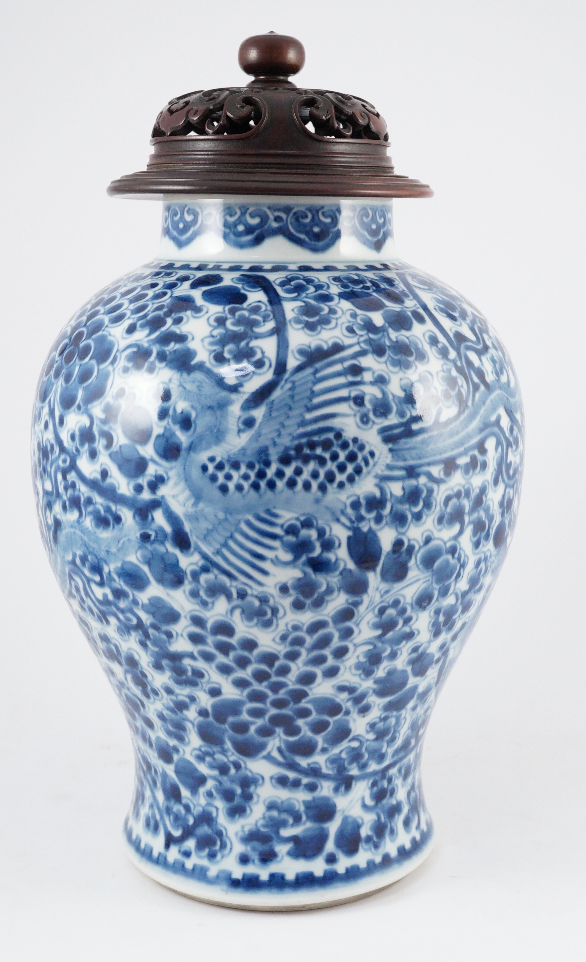 A Chinese blue and white ‘phoenix and peony’ baluster jar, Kangxi period, with a later wood cover, - Bild 3 aus 9