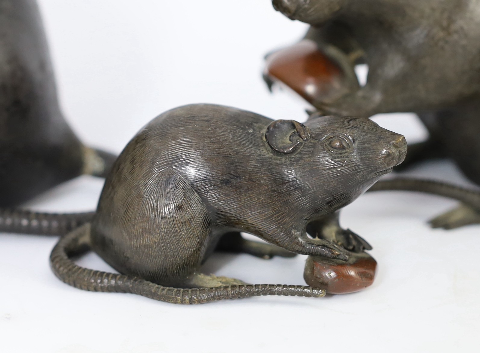 An assembled group of five Japanese bronze and mixed metal models of rats, Meiji period, each rat - Image 4 of 10