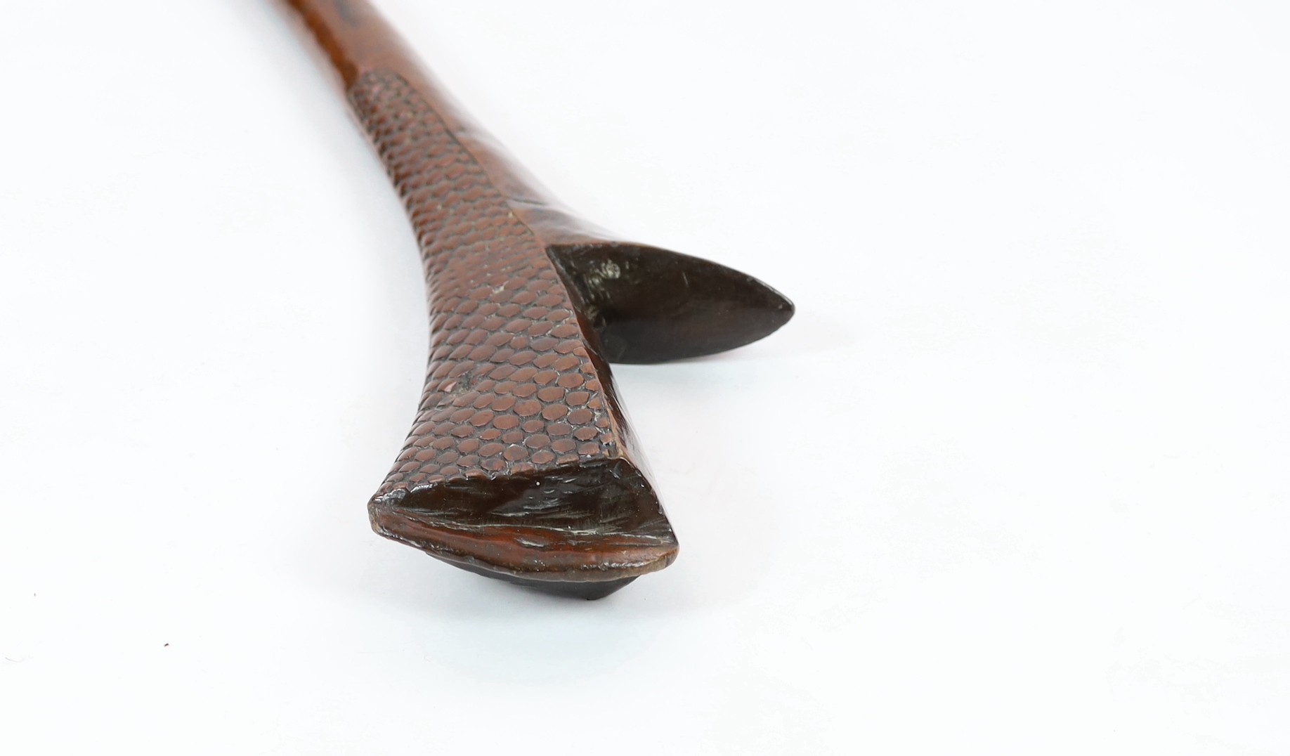 A Fijian hardwood bladed war club, with relief carved decoration, 101cm long**CONDITION REPORT**Of - Bild 5 aus 5