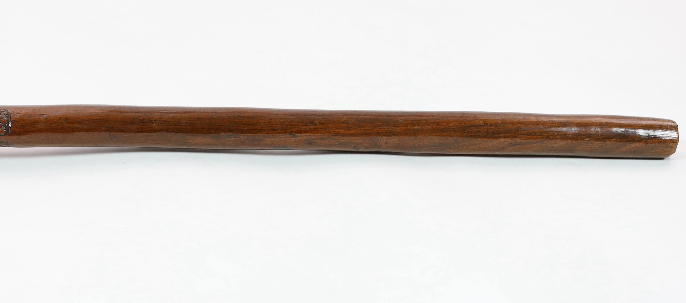 A Fijian hardwood bladed war club, with relief carved decoration, 101cm long**CONDITION REPORT**Of - Bild 3 aus 5
