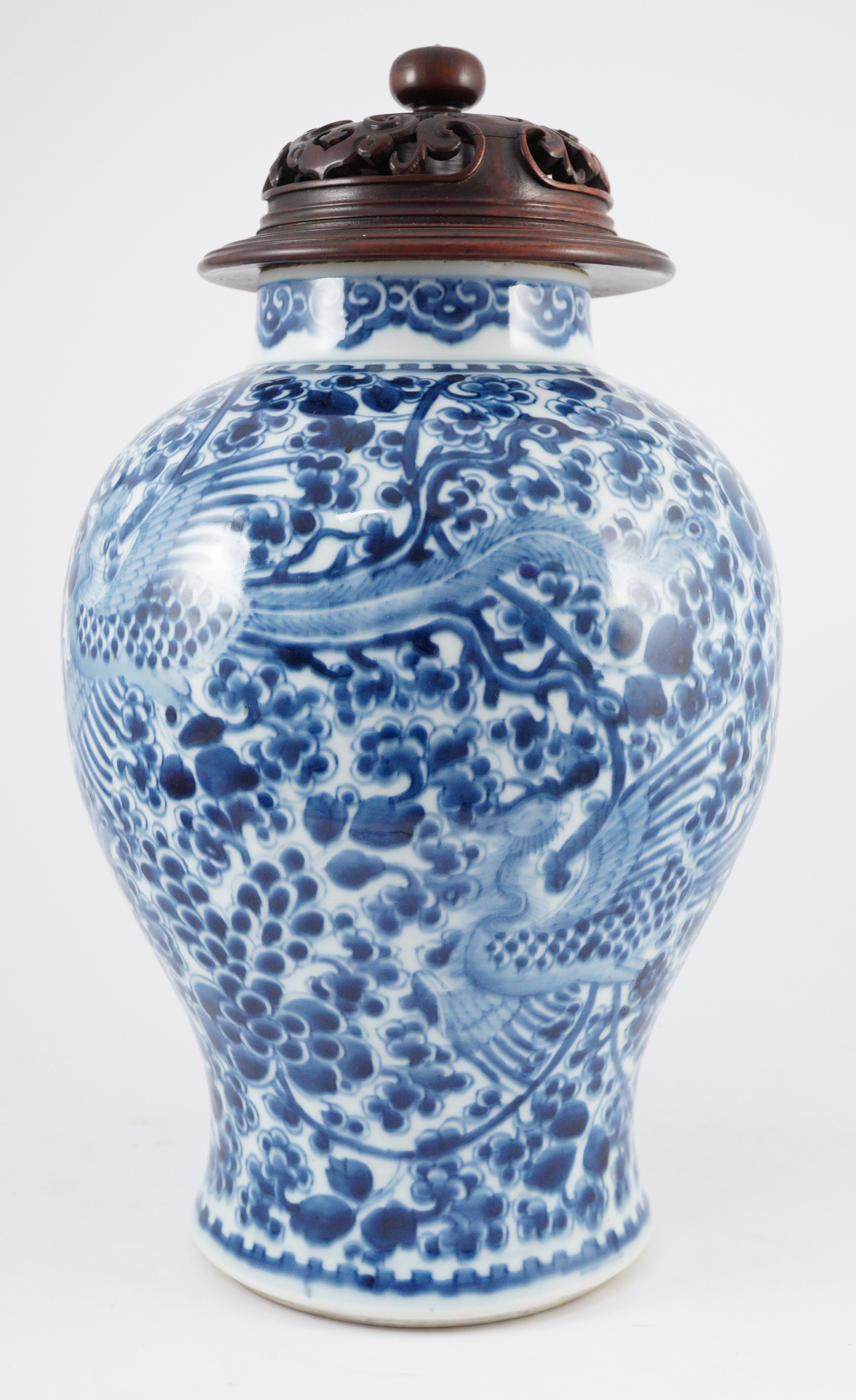 A Chinese blue and white ‘phoenix and peony’ baluster jar, Kangxi period, with a later wood cover, - Bild 6 aus 9