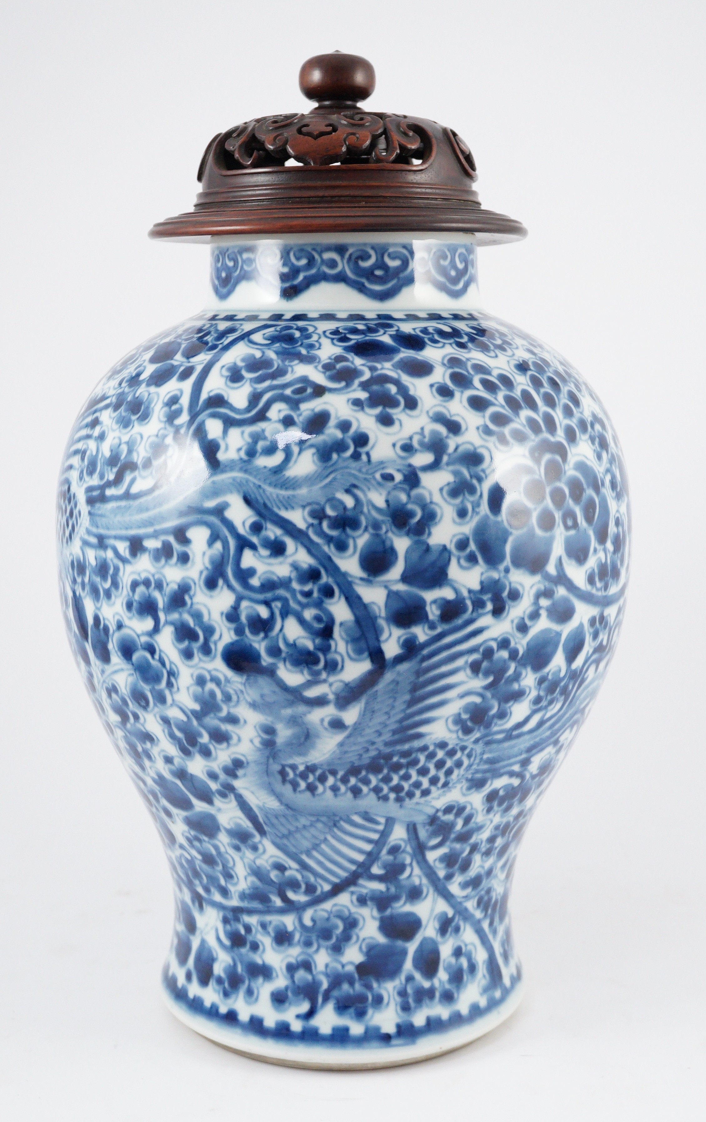 A Chinese blue and white ‘phoenix and peony’ baluster jar, Kangxi period, with a later wood cover, - Bild 4 aus 9