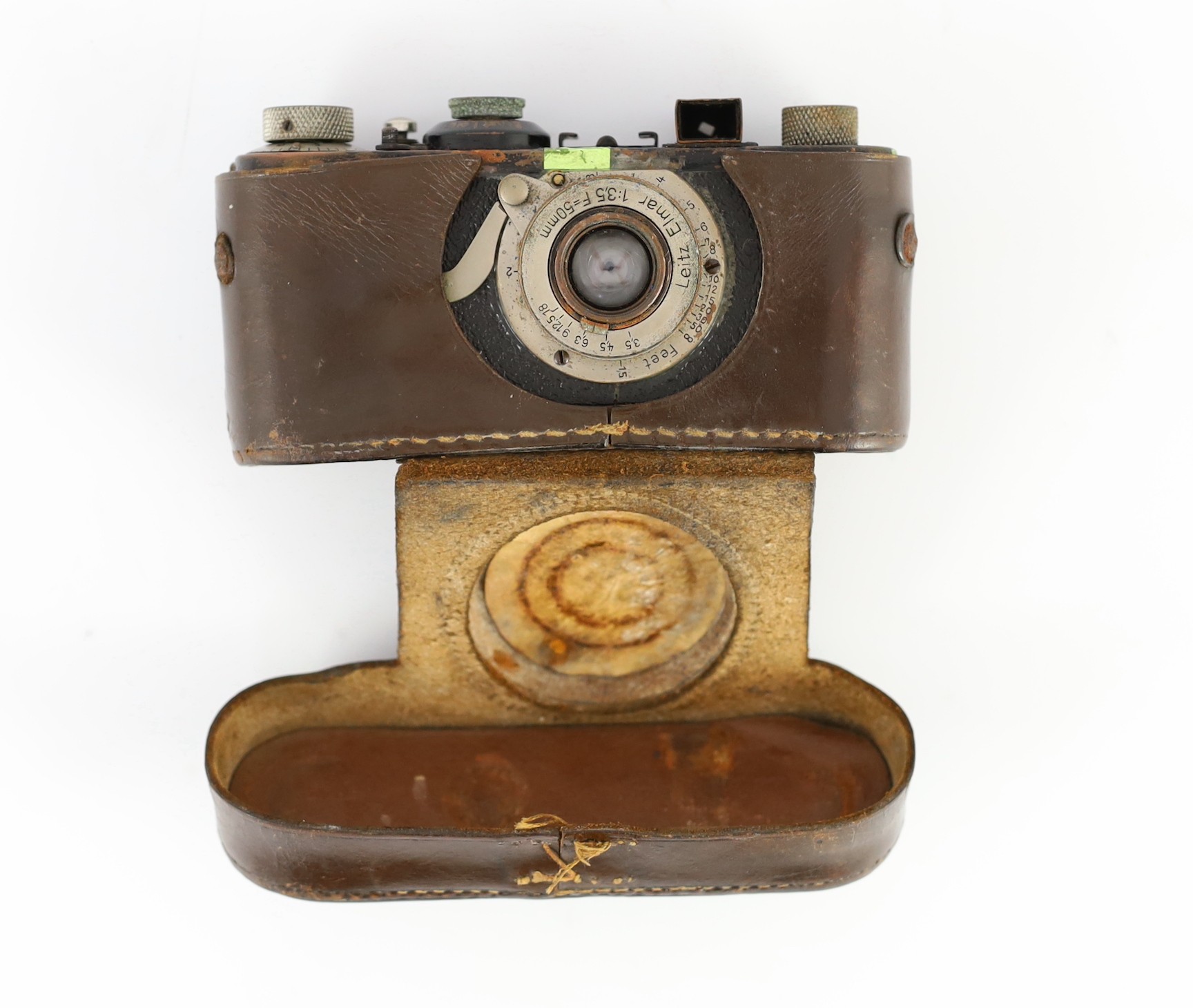 PLEASE NOTE - A Leica 1, circa 1930, with Elmar 50mm f/3.5 lens, with original leather case - Bild 2 aus 5