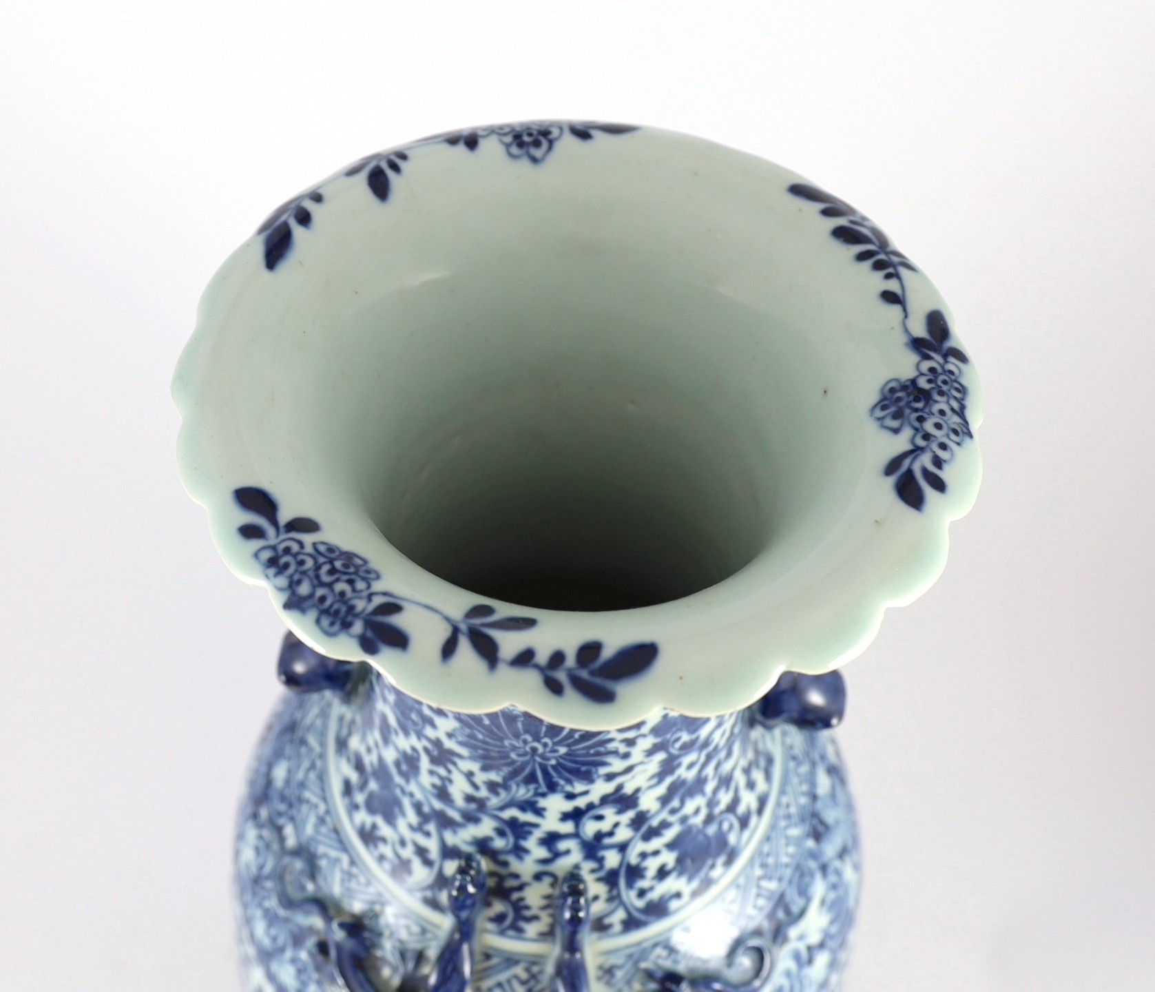 A large Chinese blue and white ‘lotus’ vase, 19th century, painted with lotus flowers and - Bild 4 aus 5