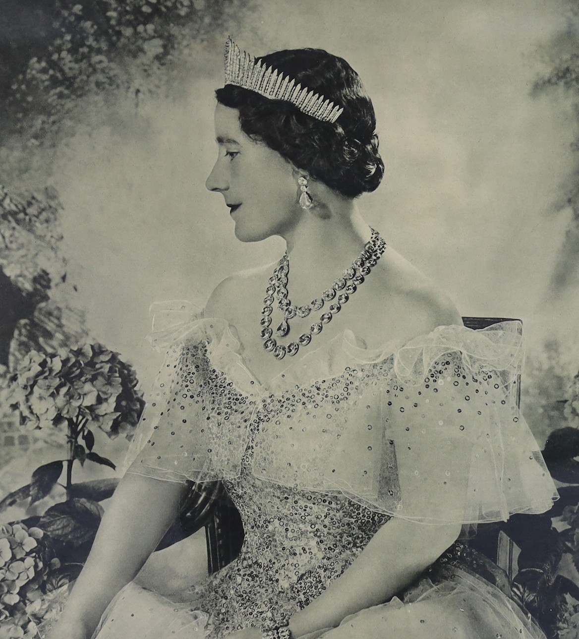 After Cecil Beaton, a signed photo-lithograph of Queen Elizabeth, the Queen Mother, printed for - Bild 2 aus 6