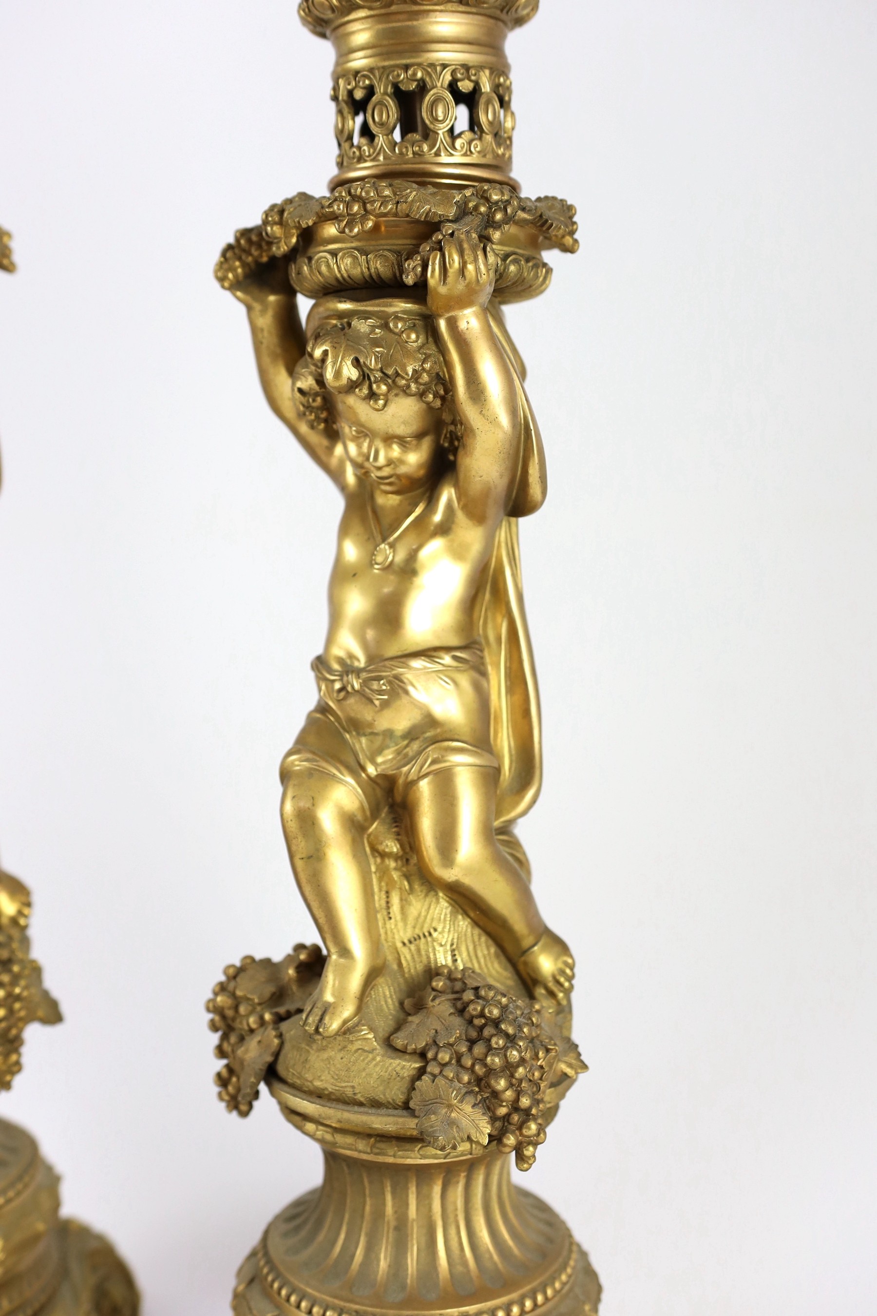 A pair of Victorian style ormolu table lamps, each with bacchic putto stem, on scroll feet, 50cm - Bild 5 aus 8