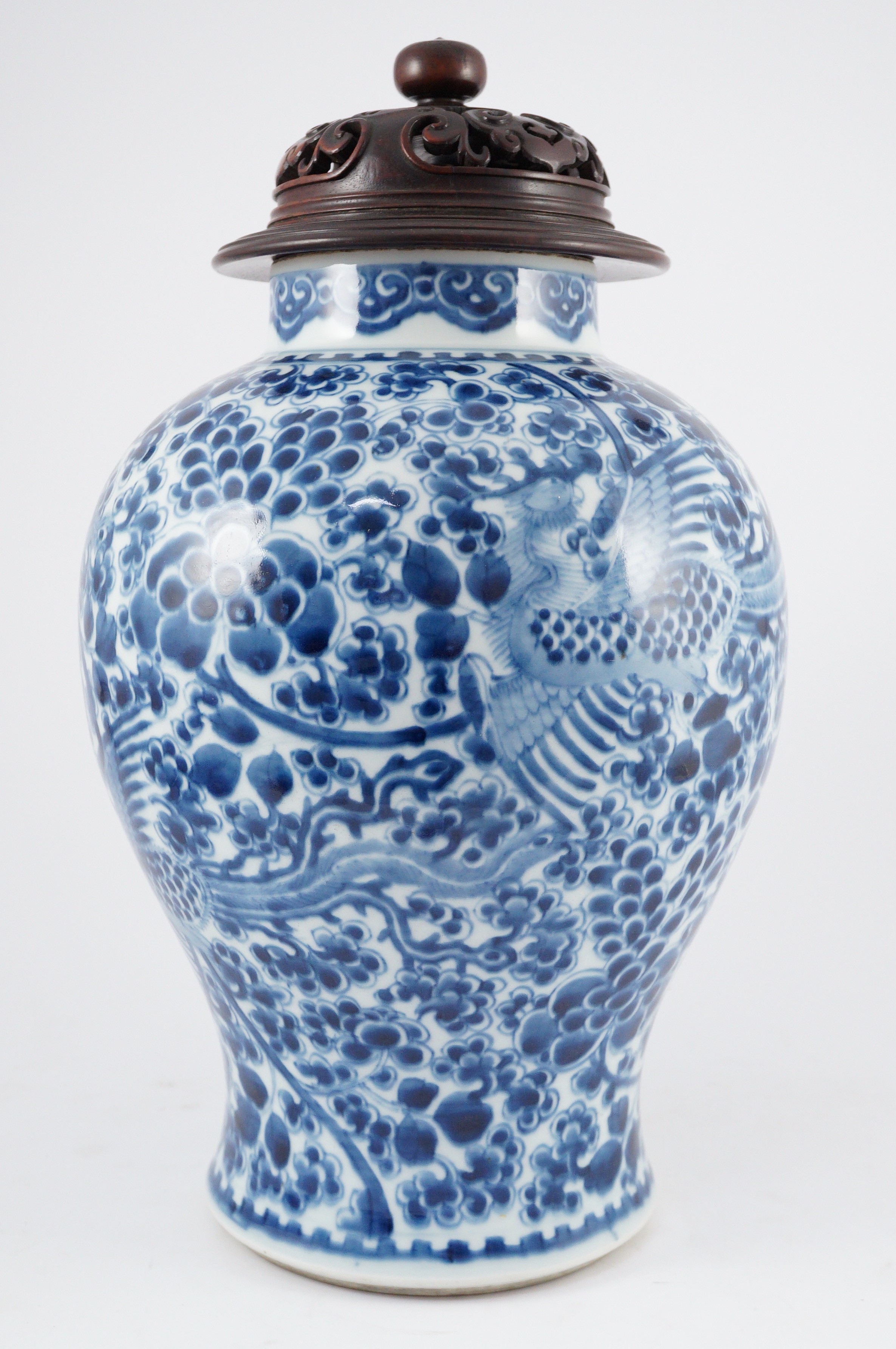 A Chinese blue and white ‘phoenix and peony’ baluster jar, Kangxi period, with a later wood cover, - Bild 5 aus 9