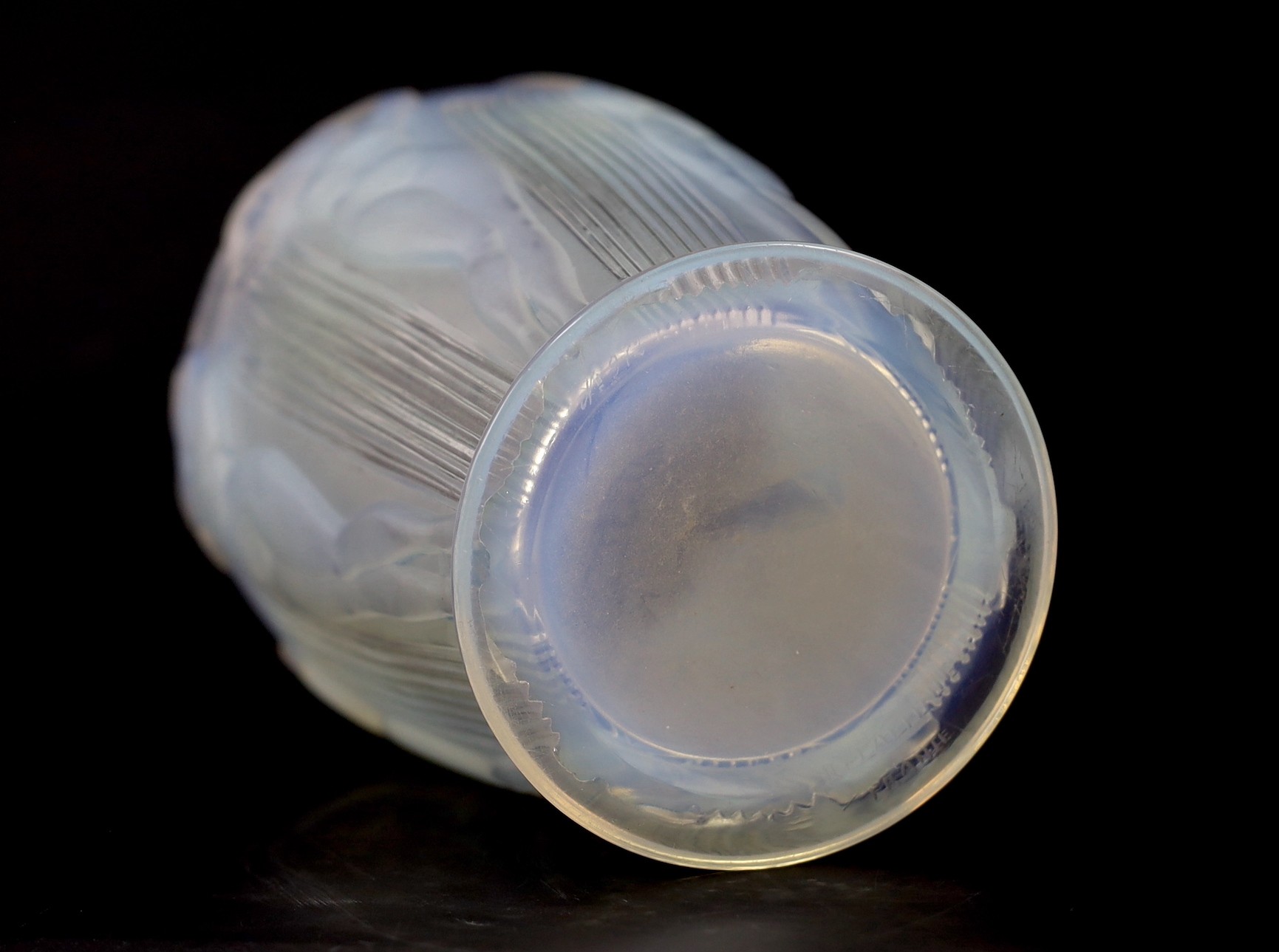 An R. Lalique glass ‘Danaides’ opalescent glass vase, engraved mark ‘R. LALIQUE FRANCE’, Marcilhac - Bild 5 aus 6