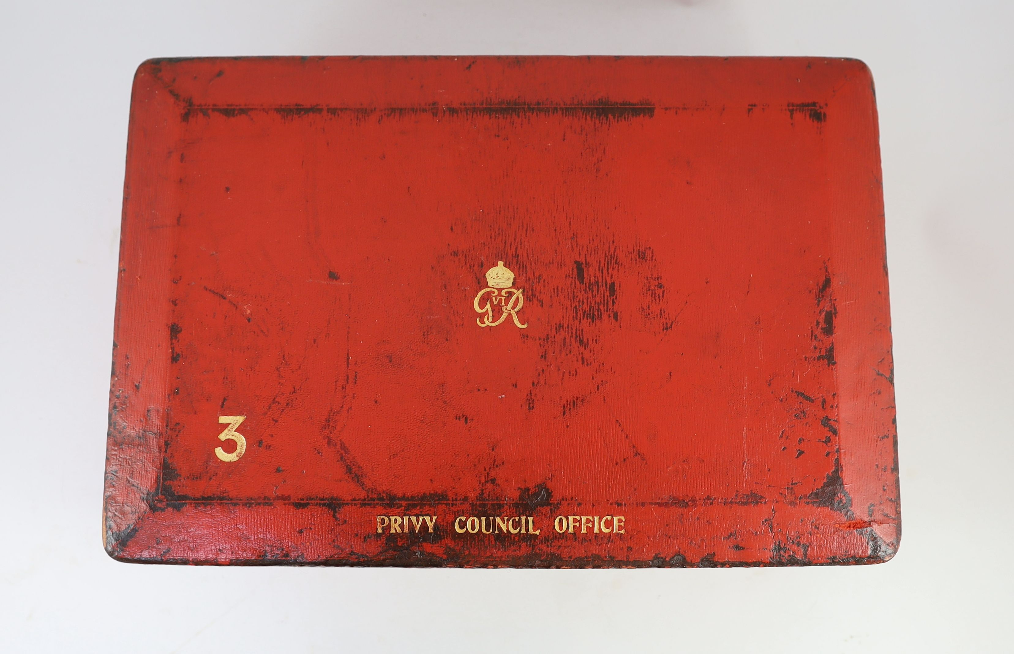 ° ° A George VI red morocco leather government despatch box, embossed in gold with the royal - Bild 2 aus 6