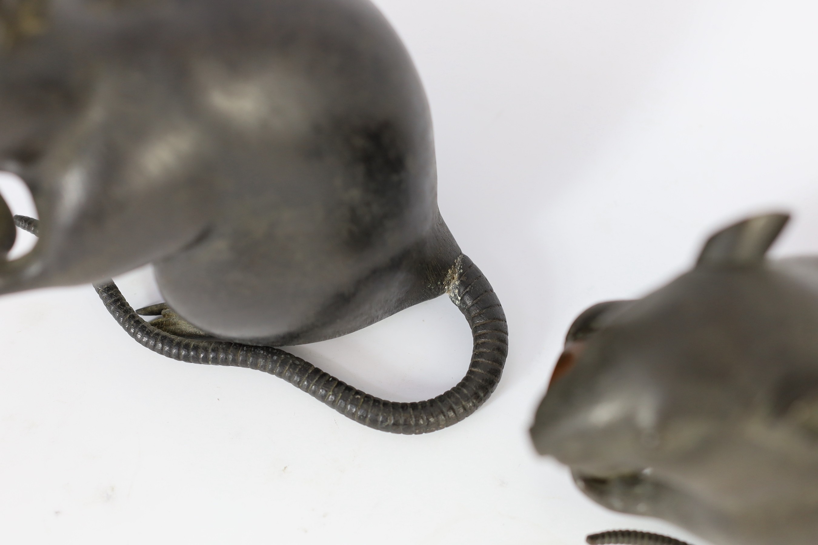 An assembled group of five Japanese bronze and mixed metal models of rats, Meiji period, each rat - Image 8 of 10