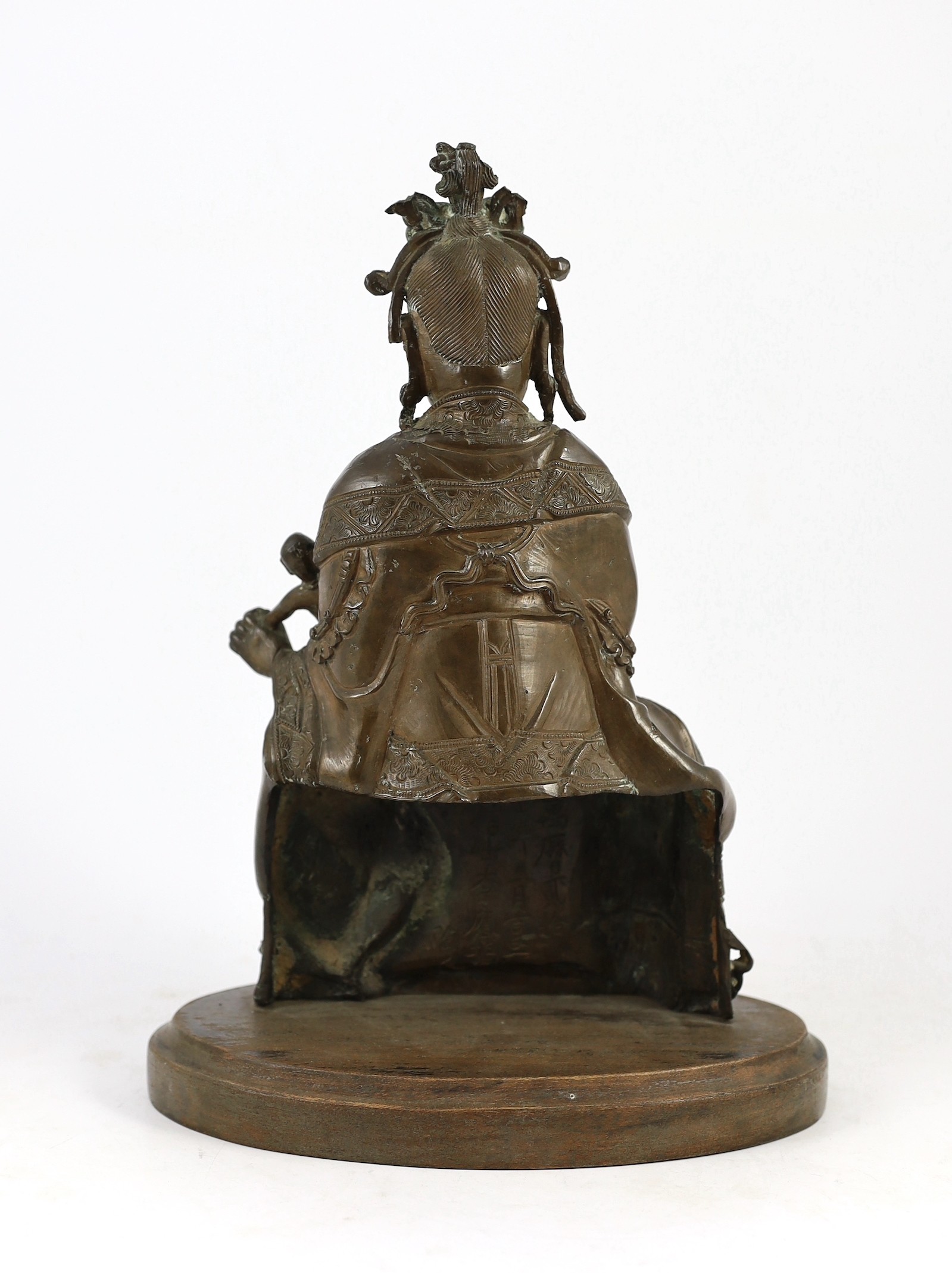 A large Chinese bronze group of Xi Wangmu and a child, late Ming dynasty, three column inscription - Image 4 of 4