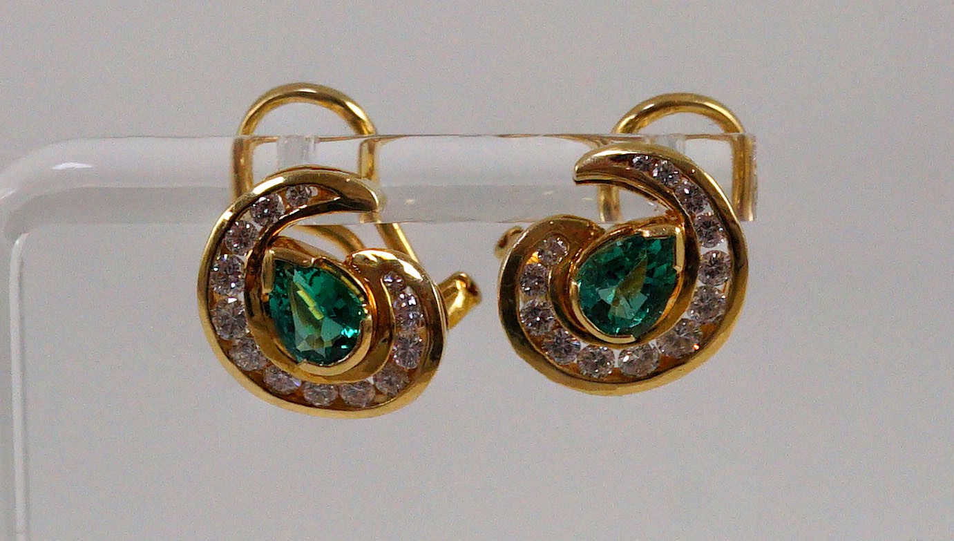 A modern pair of gold (tests as 18ct), emerald and diamond set scrolling cluster earrings, total - Bild 3 aus 7