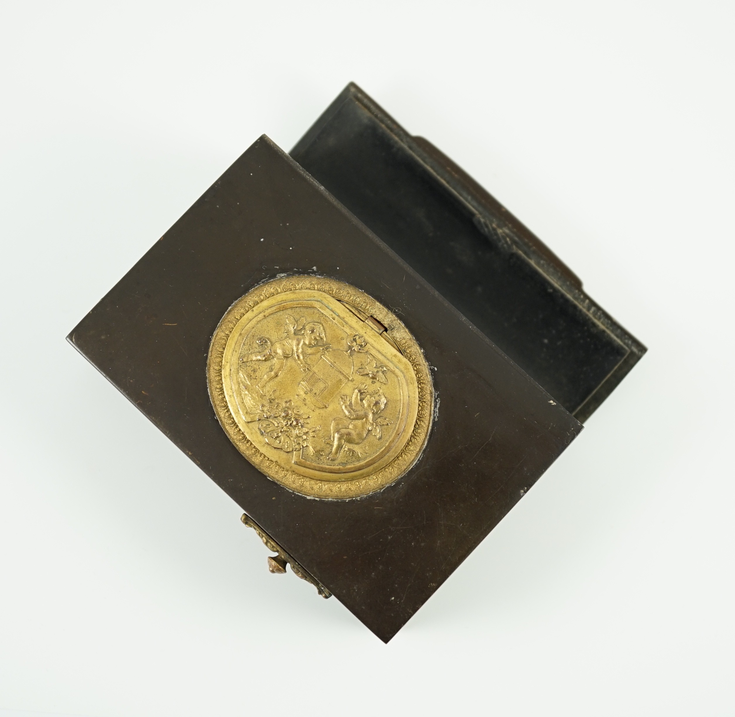 A late 19th century Swiss gilt metal mounted phenolic singing bird box, the lid decorated in - Bild 5 aus 6