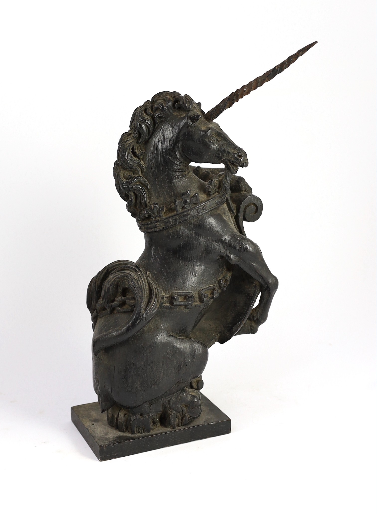 A pair of 18th century carved and ebonised oak heraldic beasts, lion and unicorn, each holding - Bild 4 aus 6