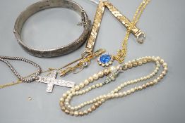 A 9ct gold flexible watch strap, a 9ct and gem set bar brooch and a 9k fine link chain, gross weight
