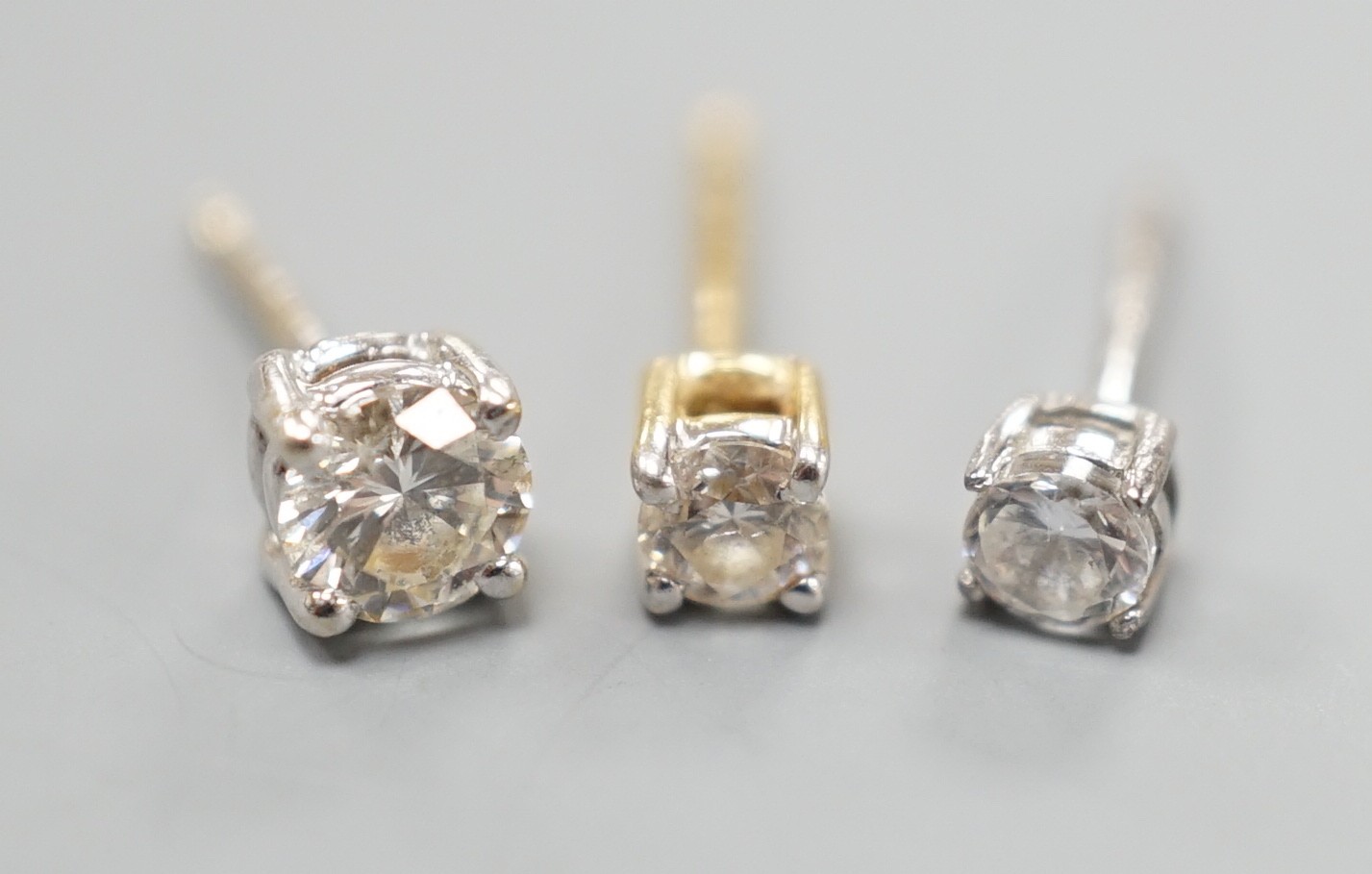 Two odd diamond set ear studs, the stones of various sizes and one paste set ear stud, gross - Image 3 of 5