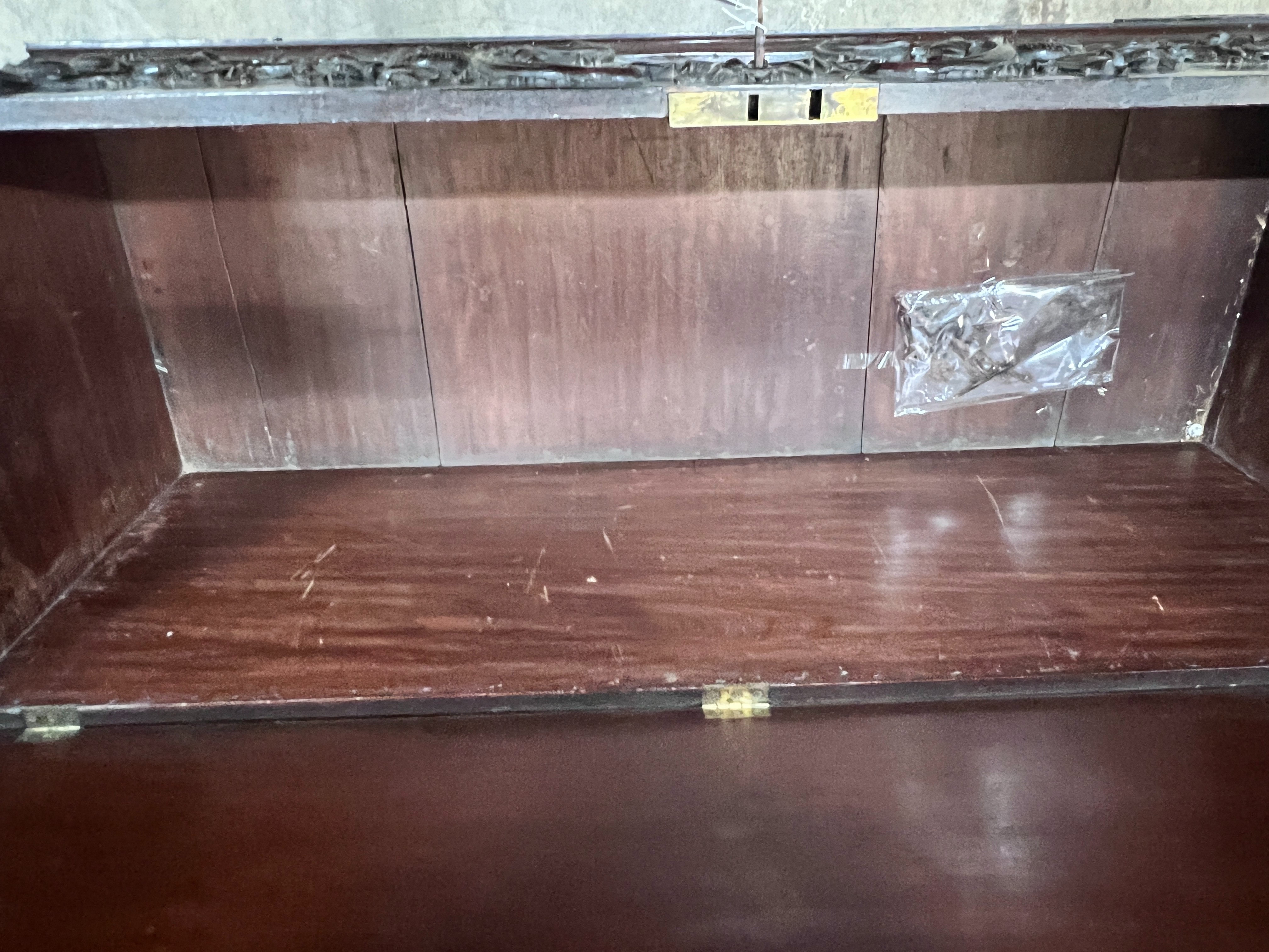 An 18th century style walnut coffer with carved applied front, width 140cm, depth 53cm, height 49cm - Bild 4 aus 4