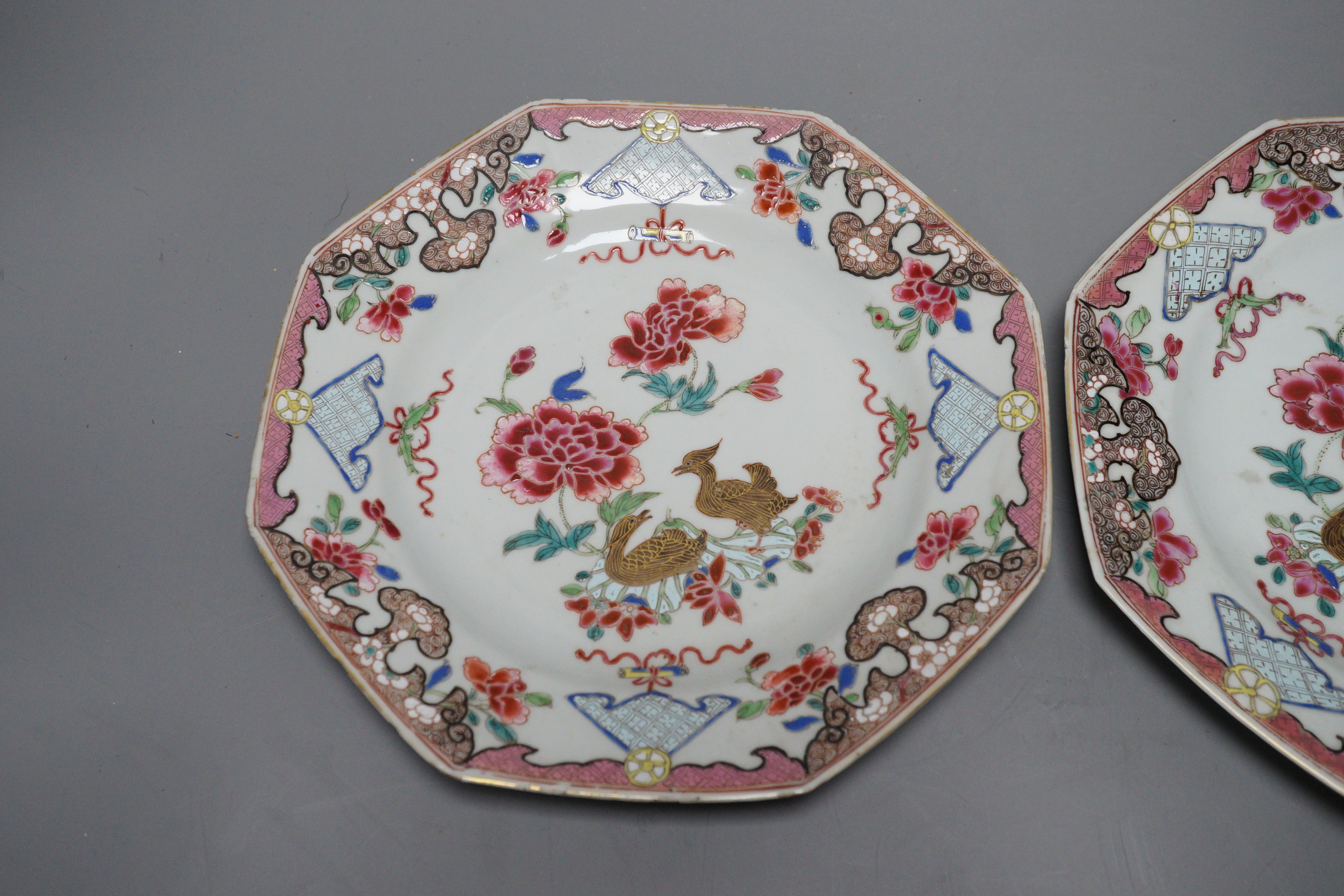 A pair of 18th century Chinese export famille rose octagonal plates, 22cm - Bild 2 aus 4