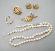 Mixed jewellery including two modern 9ct gold earrings, a single strand cultured pearl necklace (a.