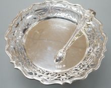 An Edwardian pierced silver tazza, by Goldsmiths & Silversmiths Co Ltd, London, 1908, 20.4cm and a