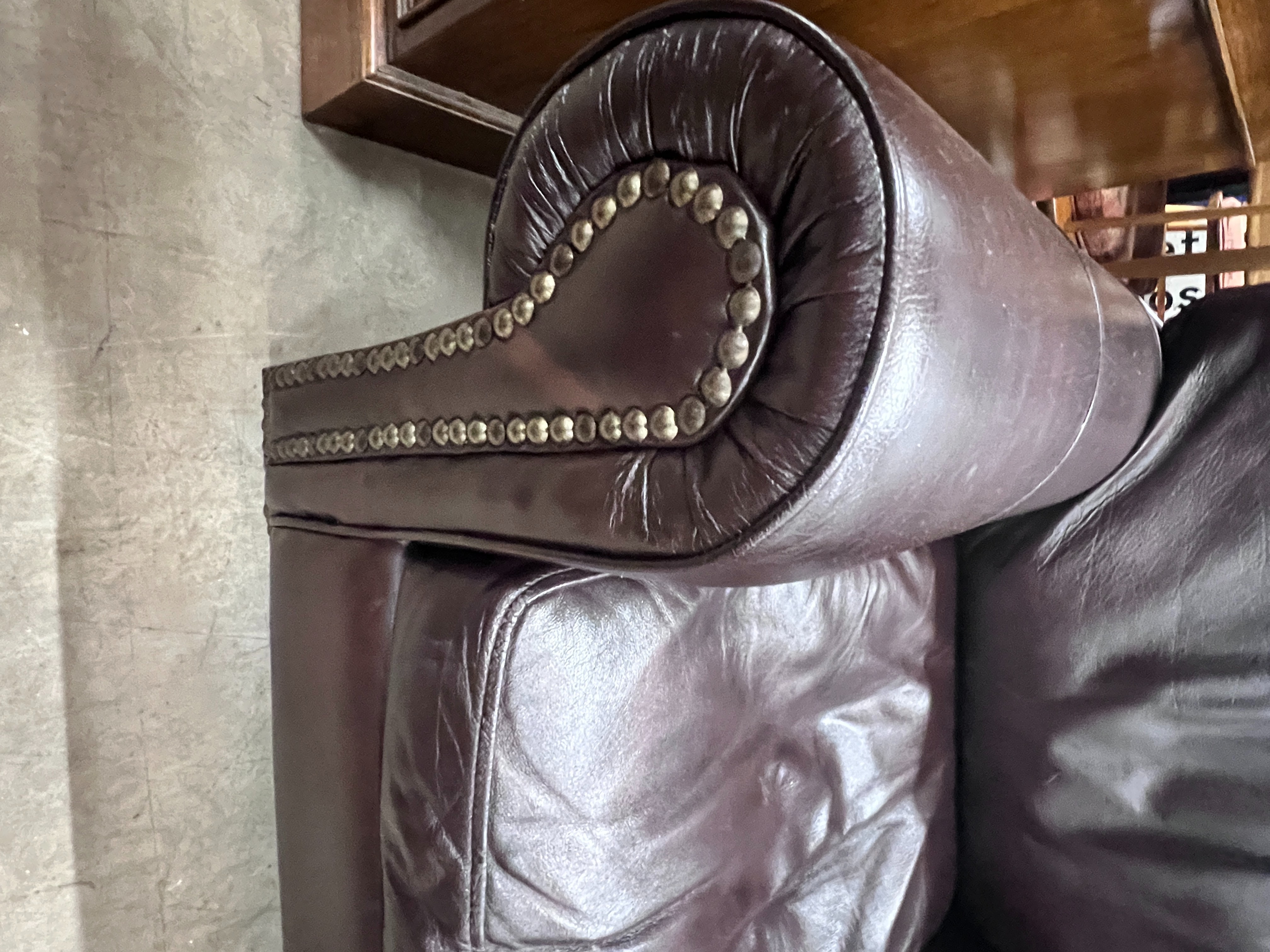 A pair of contemporary studded brown leather armchairs, width 98cm, depth 84cm, height 80cm - Bild 2 aus 2