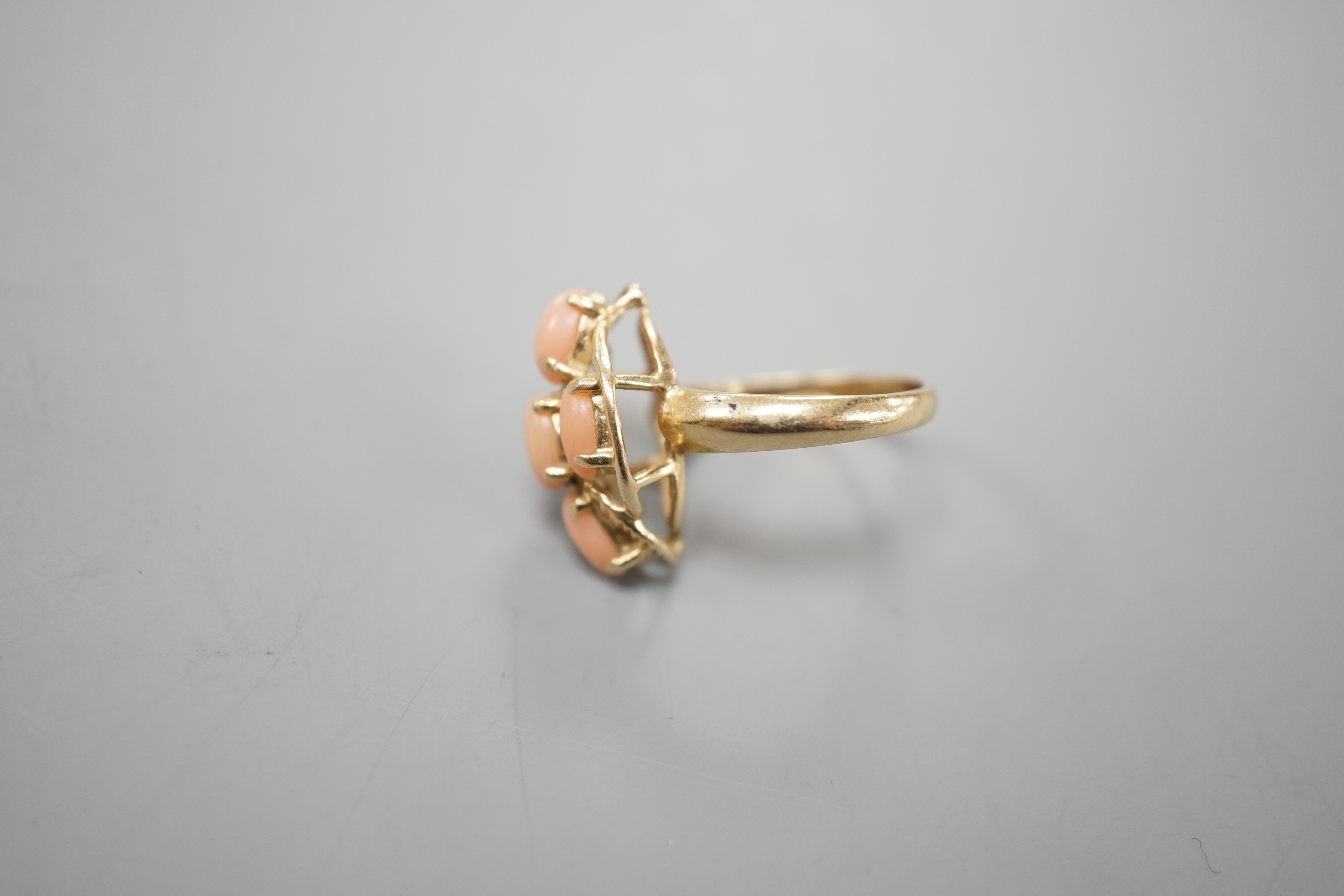 A modern 14k yellow metal and five stone oval coral bead set dress ring, size J/K, gross weight 2. - Image 3 of 4