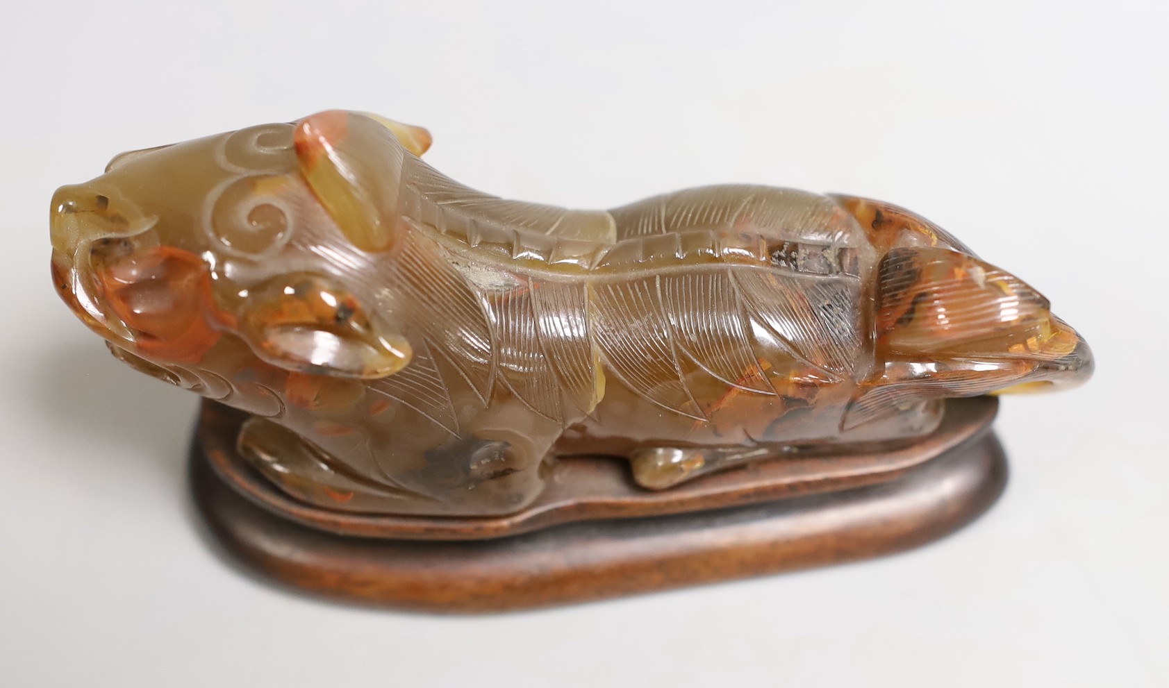 A Chinese agate recumbent lion dog 13cm long - Image 3 of 4