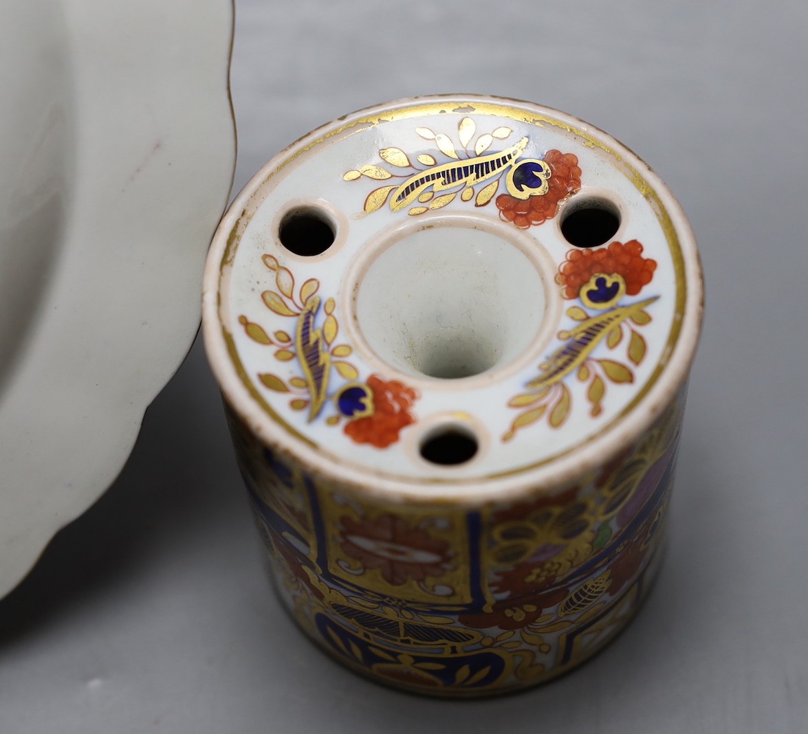 A Chamberlain drum-shaped inkwell painted with an imari pattern 240 and a Chamberlain plate - Image 4 of 4