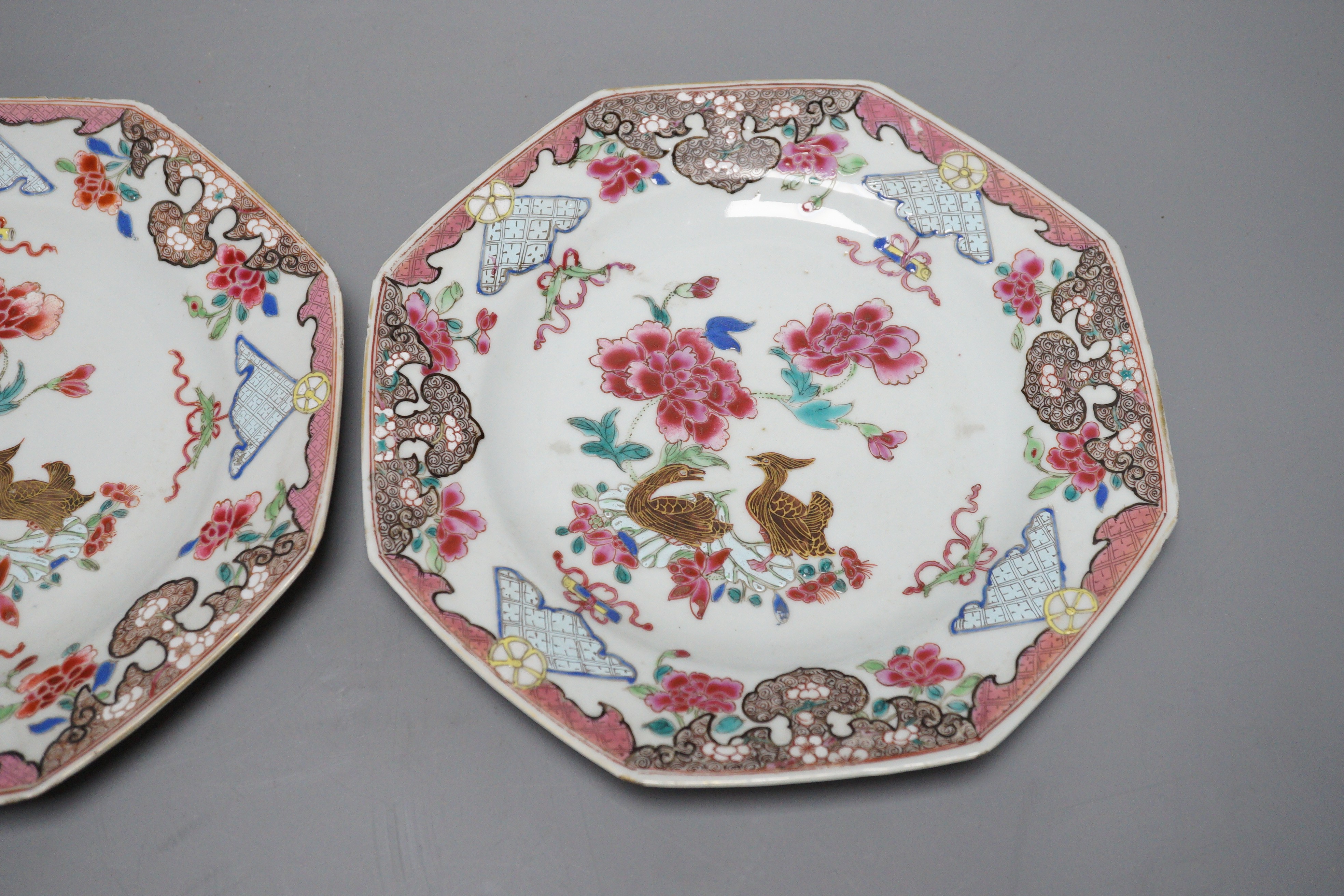 A pair of 18th century Chinese export famille rose octagonal plates, 22cm - Bild 3 aus 4