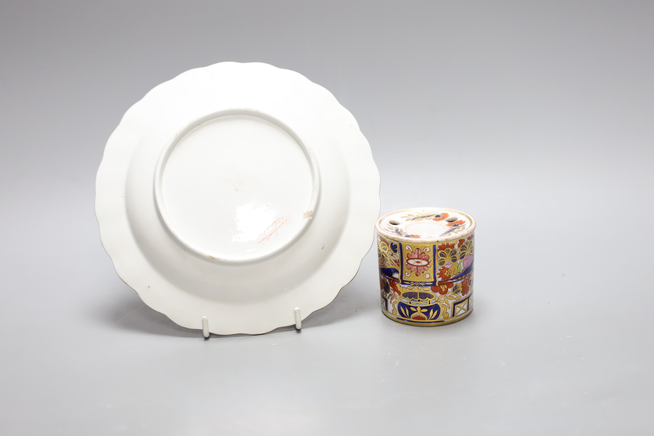 A Chamberlain drum-shaped inkwell painted with an imari pattern 240 and a Chamberlain plate - Image 3 of 4