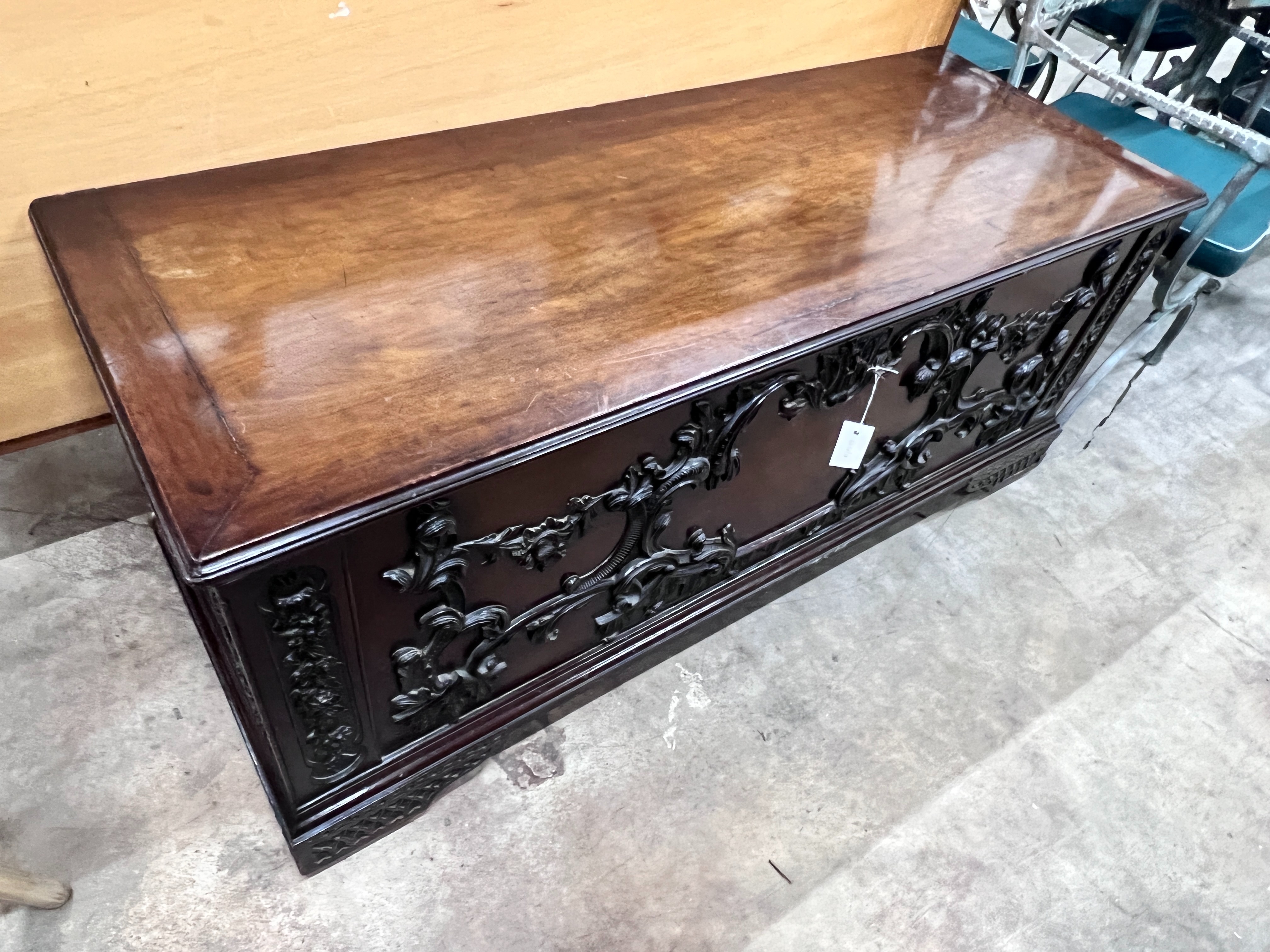 An 18th century style walnut coffer with carved applied front, width 140cm, depth 53cm, height 49cm - Bild 2 aus 4