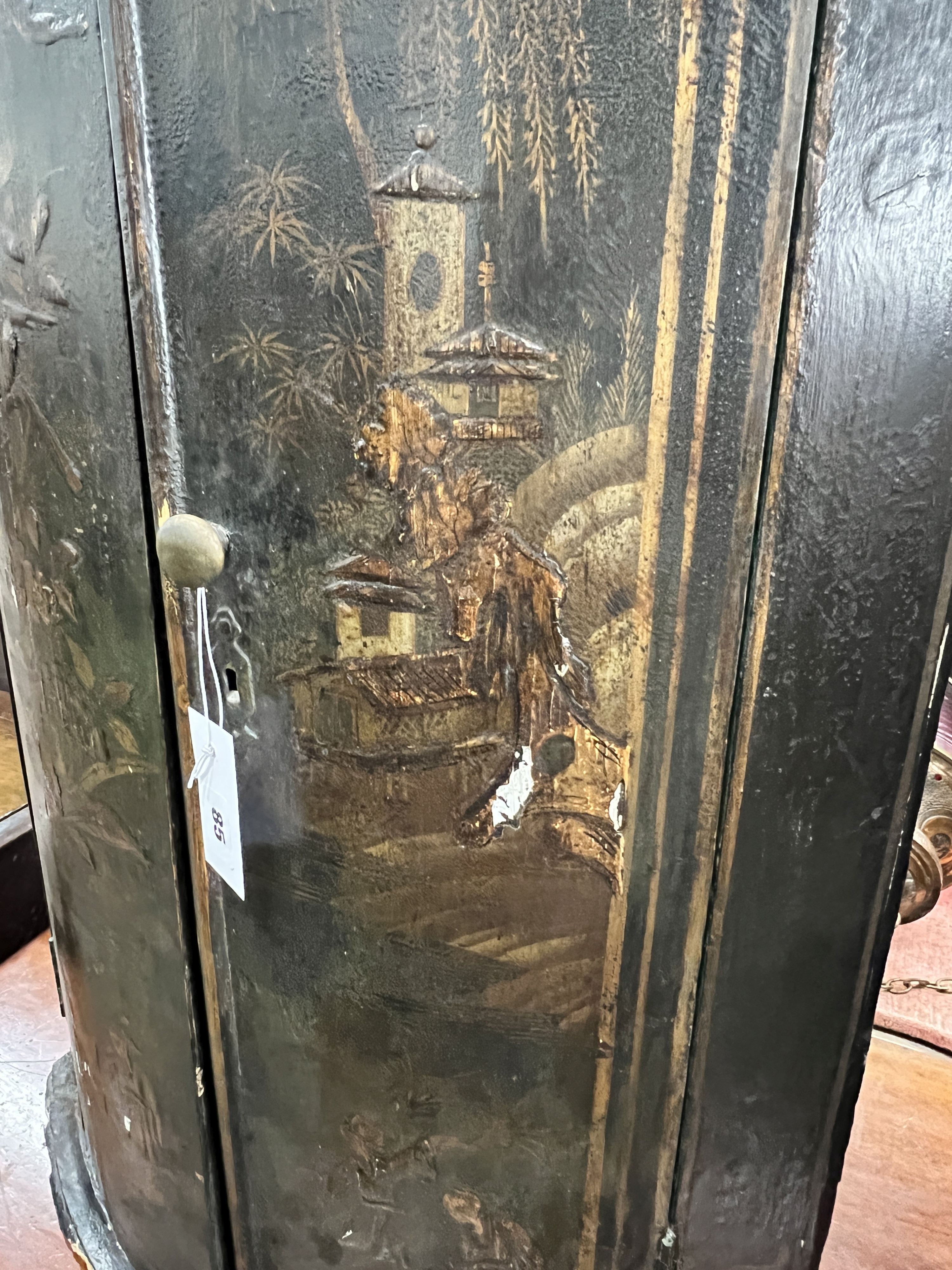 A 19th century chinoiserie lacquer bowfront hanging corner cabinet, width 56cm, depth 34cm, height - Bild 3 aus 6