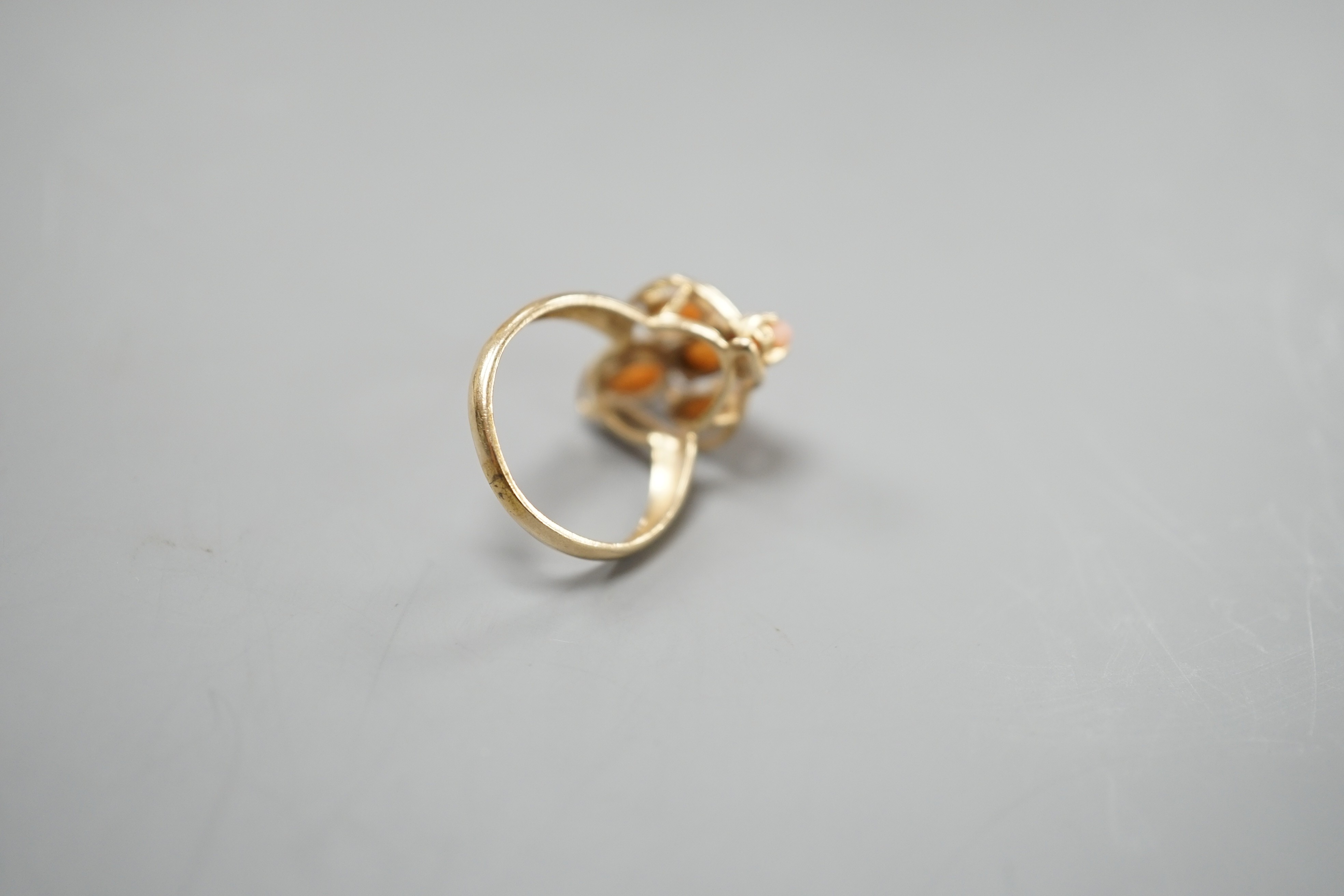 A modern 14k yellow metal and five stone oval coral bead set dress ring, size J/K, gross weight 2. - Image 4 of 4