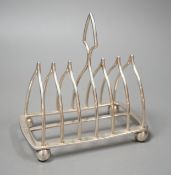 An Edwardian silver eight bar toast rack, on ball feet, by Elkington & Co, Birmingham, 1902,
