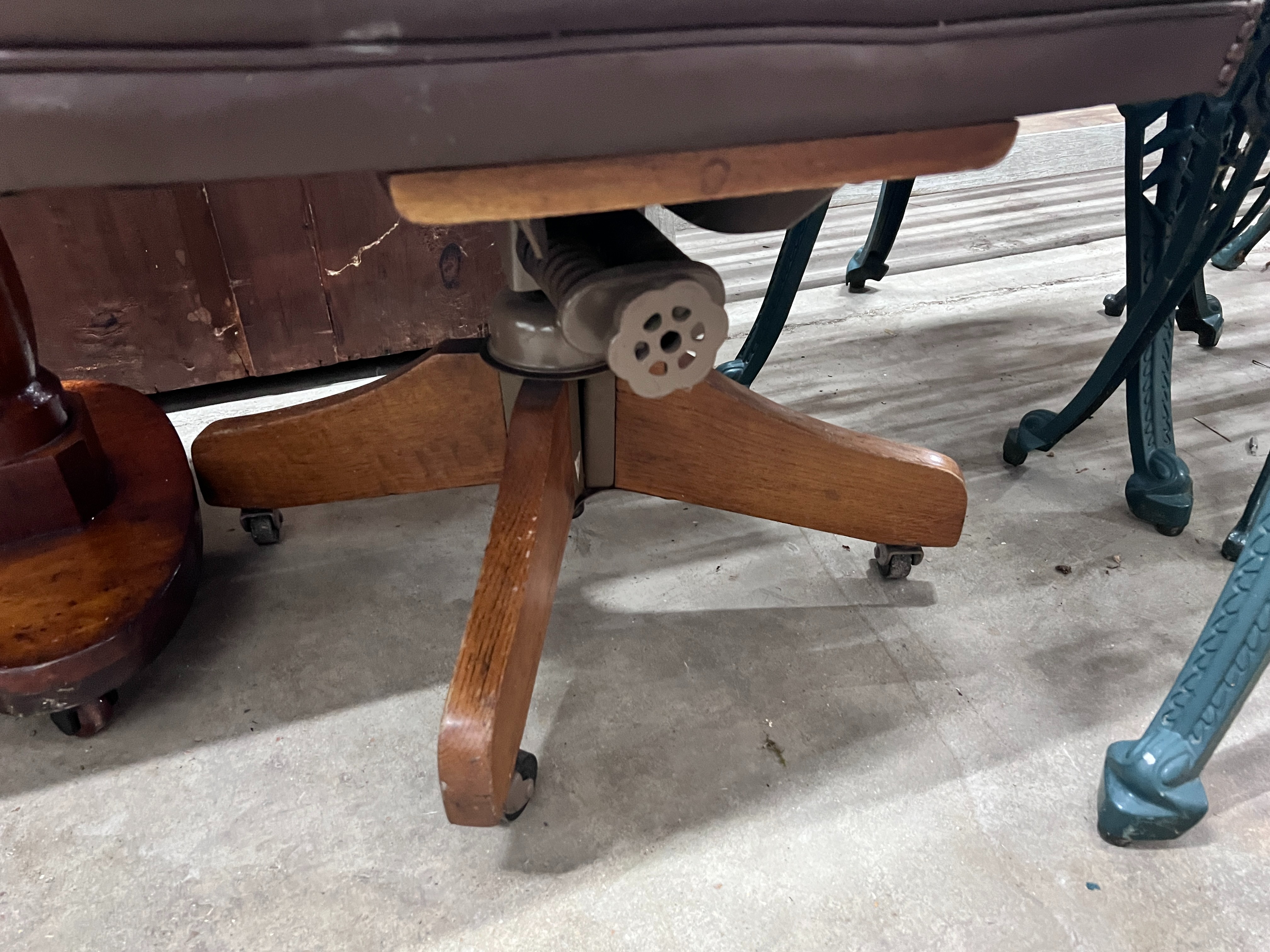 A mid century oak swivel desk chair, width 58cm, depth 47cm, height 86cm - Image 2 of 3