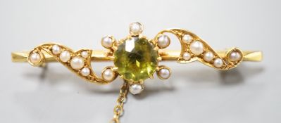 An Edwardian 15ct, peridot and seed pearl set bar brooch, 43mm, gross weight 4.2 grams.