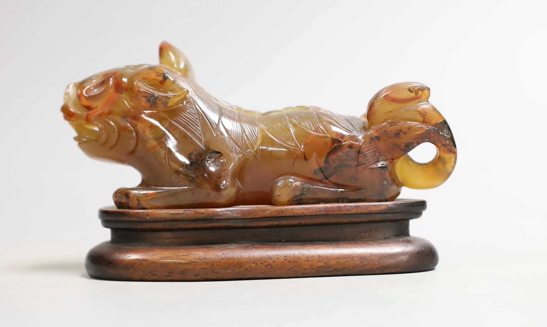A Chinese agate recumbent lion dog 13cm long - Image 2 of 4
