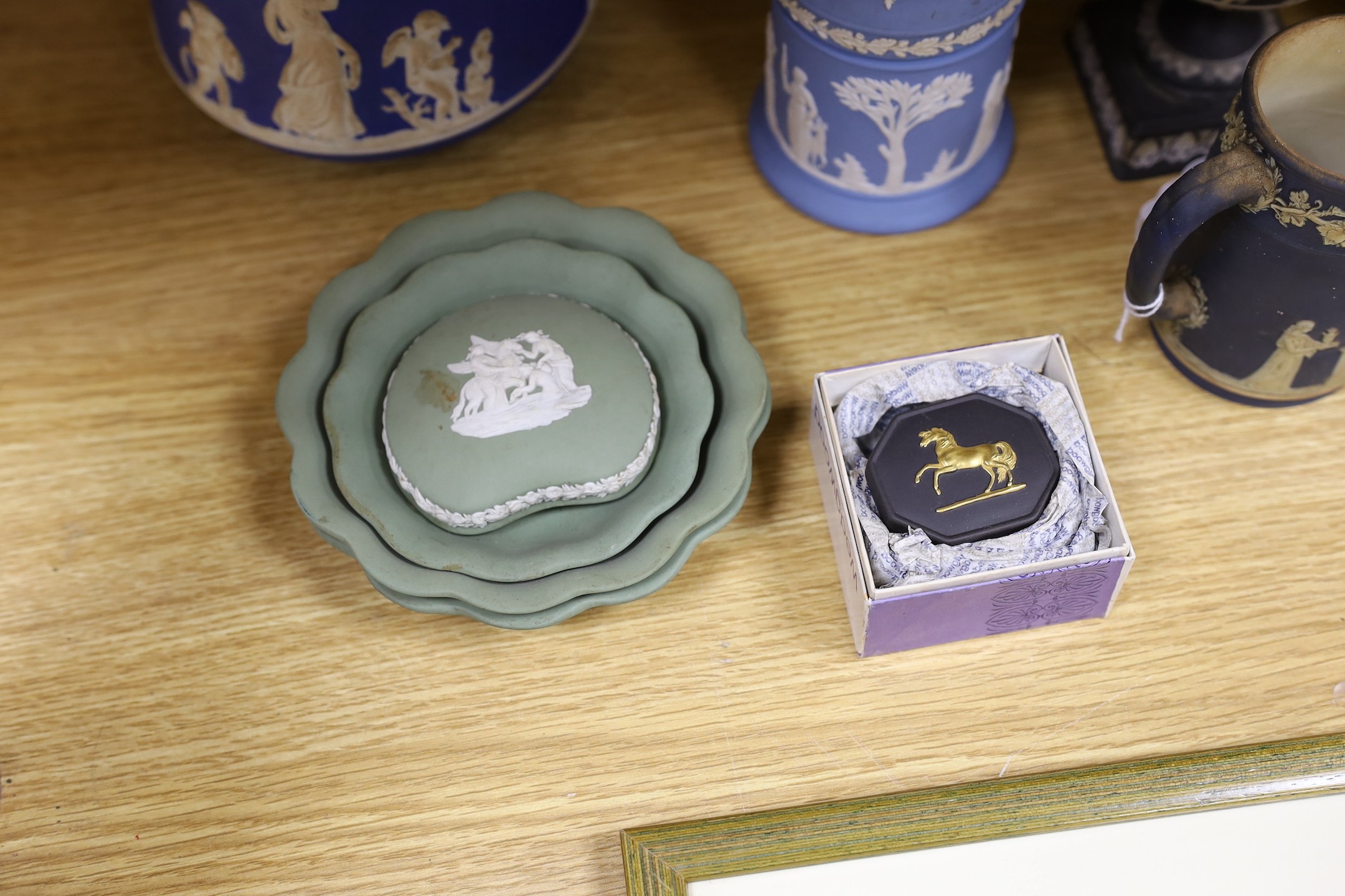 A collection of Victorian and later Jasperware, including a 19th century Wedgwood version of the - Bild 2 aus 6