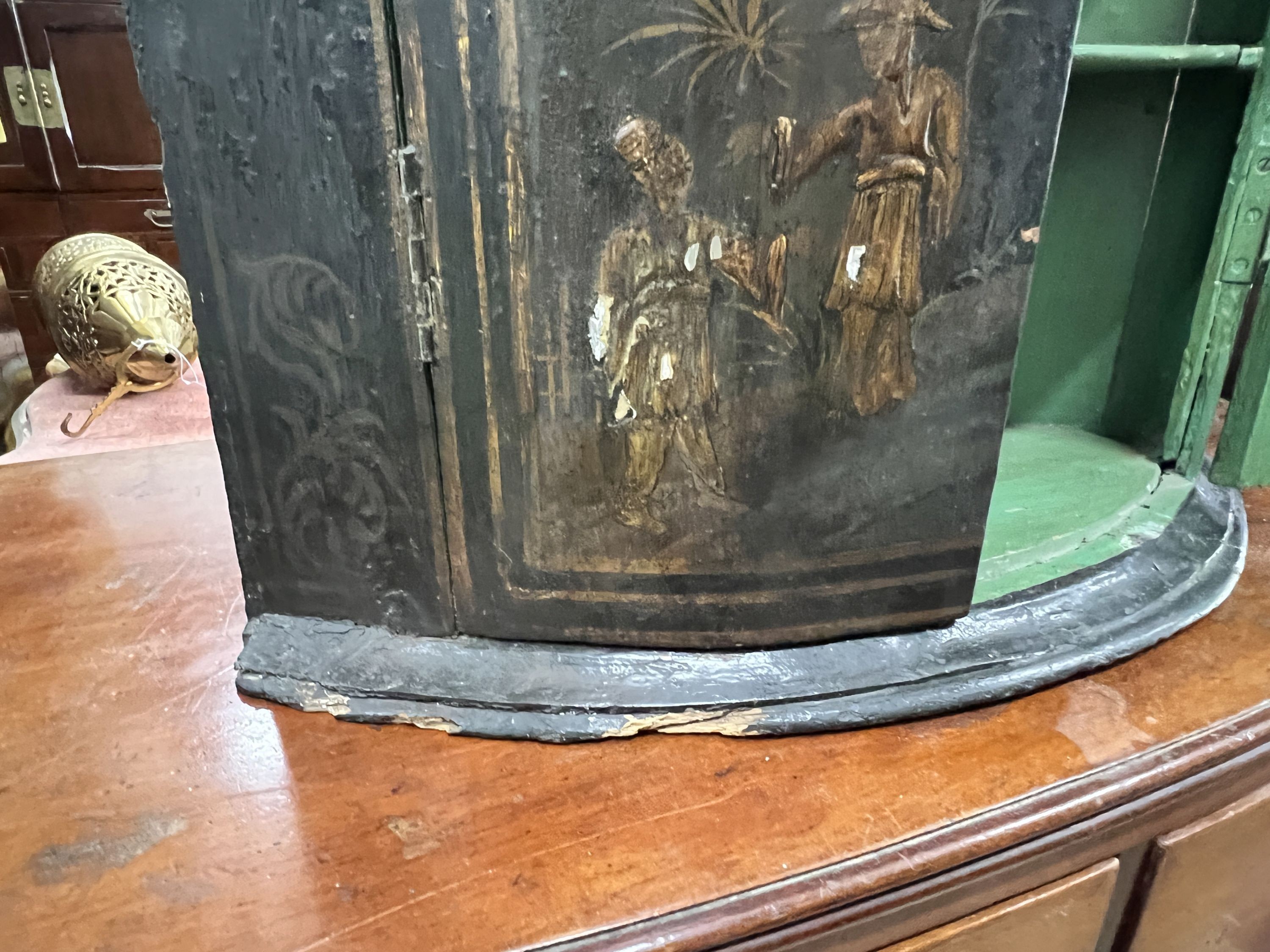 A 19th century chinoiserie lacquer bowfront hanging corner cabinet, width 56cm, depth 34cm, height - Bild 5 aus 6