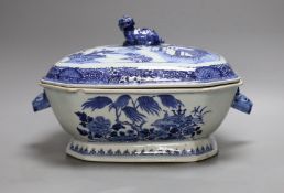A Chinese export blue and white tureen and matched cover, 18th century24 cms high,