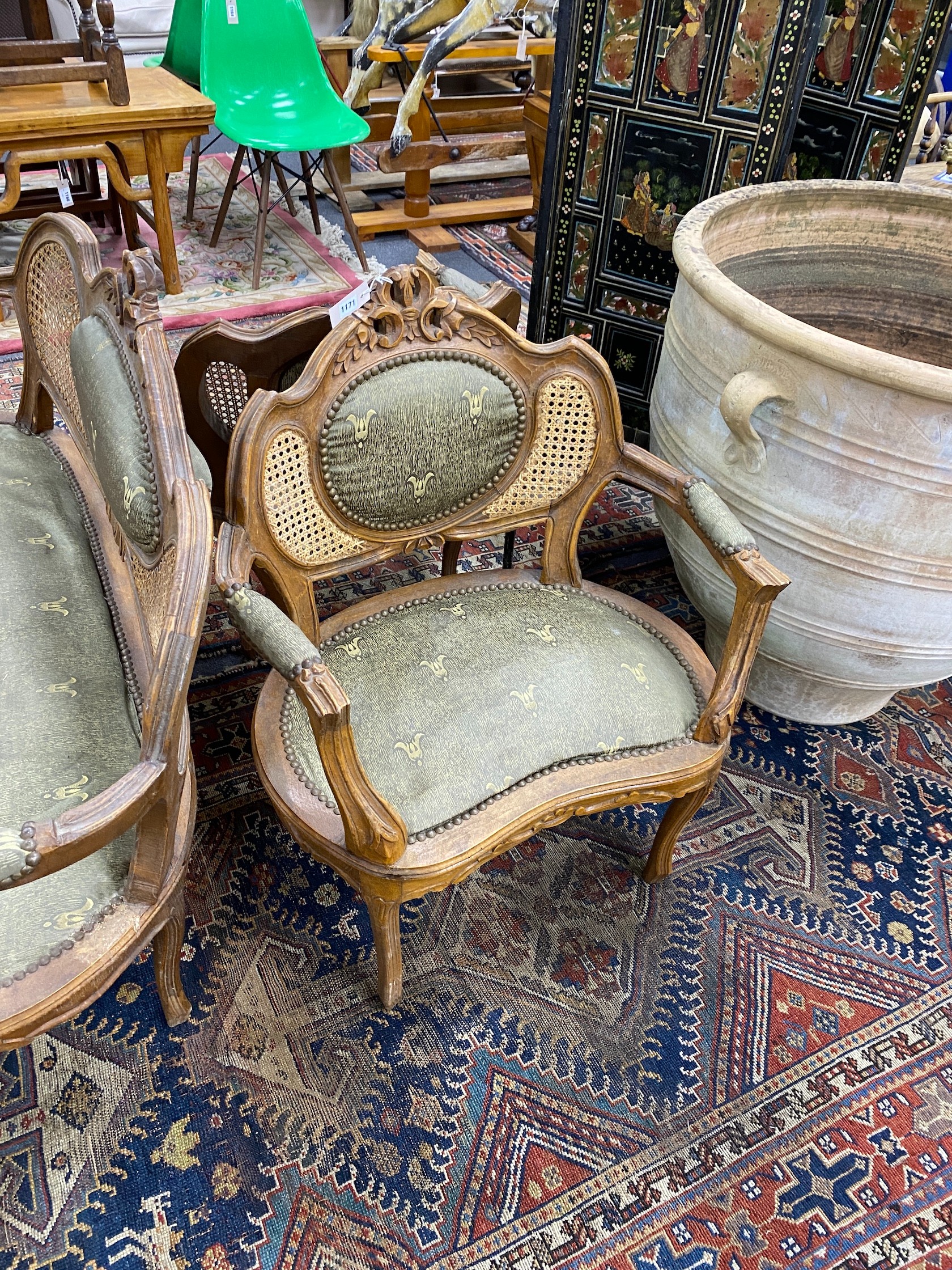 An early 20th century French caned beech four piece salon suite, settee length 130cm, height 86cm - Bild 3 aus 3