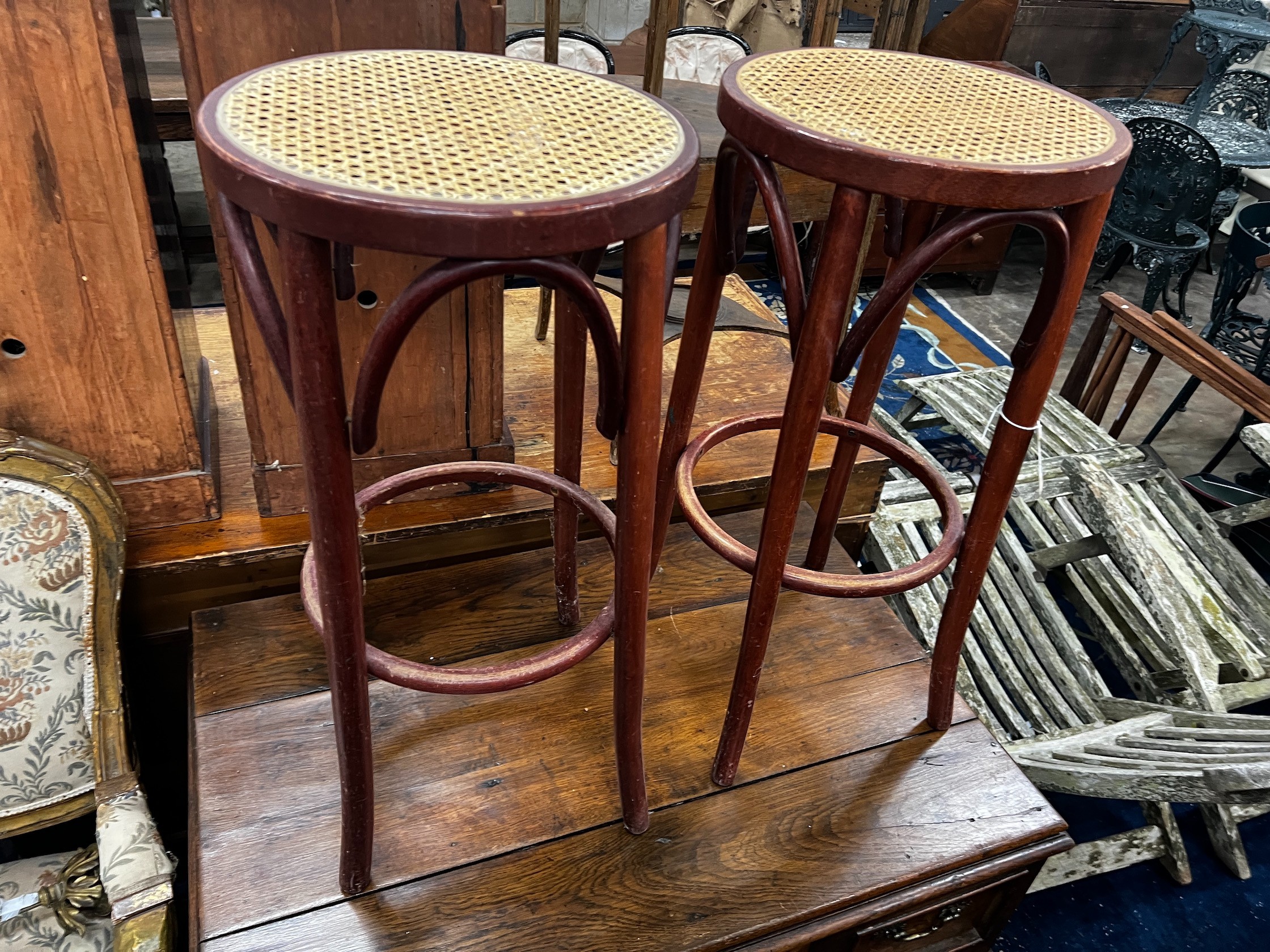 A pair of caned bentwood bar stools, height 76cm - Bild 3 aus 3