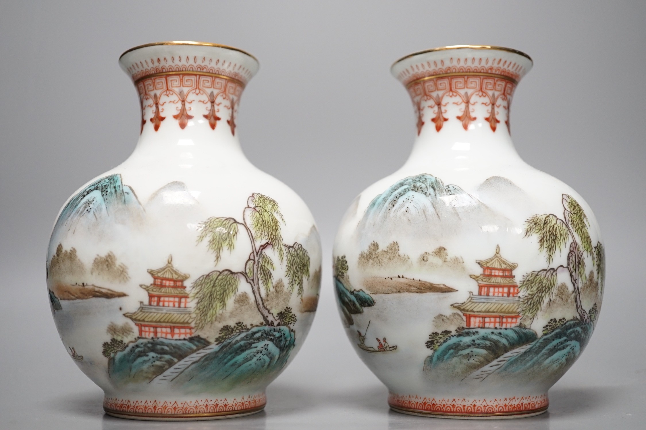 A pair of Chinese enamelled vases, 15cms high - Bild 2 aus 7
