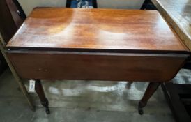A Victorian mahogany Pembroke table, width 91cm height 73cm
